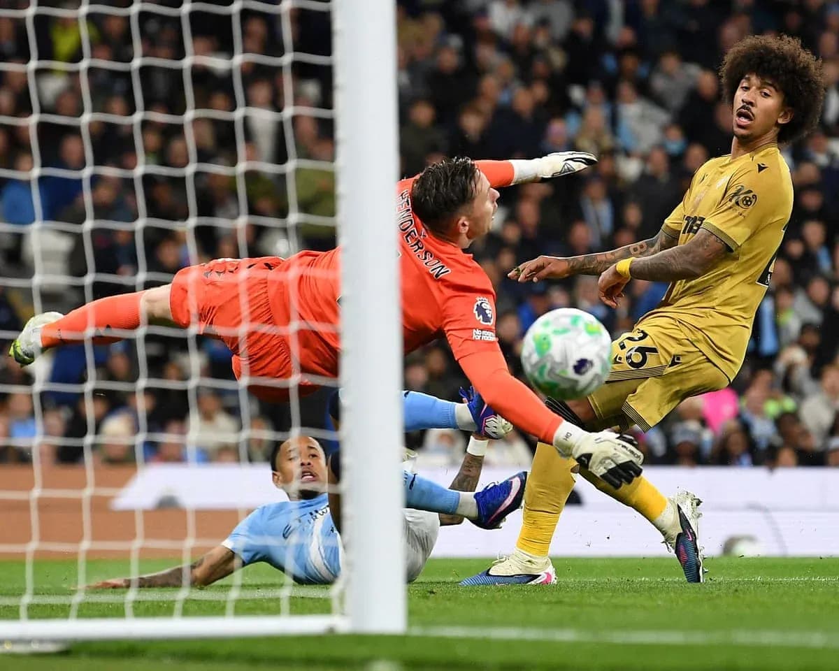 Jugador de Crystal Palace intentando marcar gol Jugador de Crystal Palace intentando marcar gol