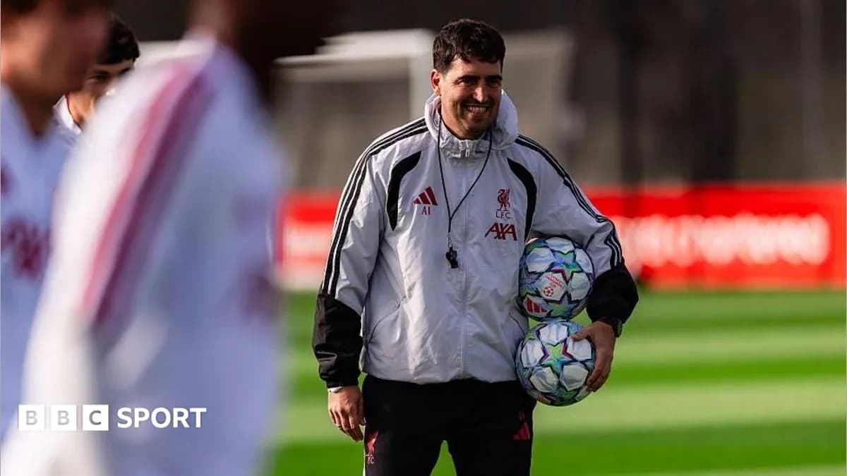 Entrenador de Liverpool sosteniendo balones en entrenamiento Entrenador de Liverpool sosteniendo balones en entrenamiento