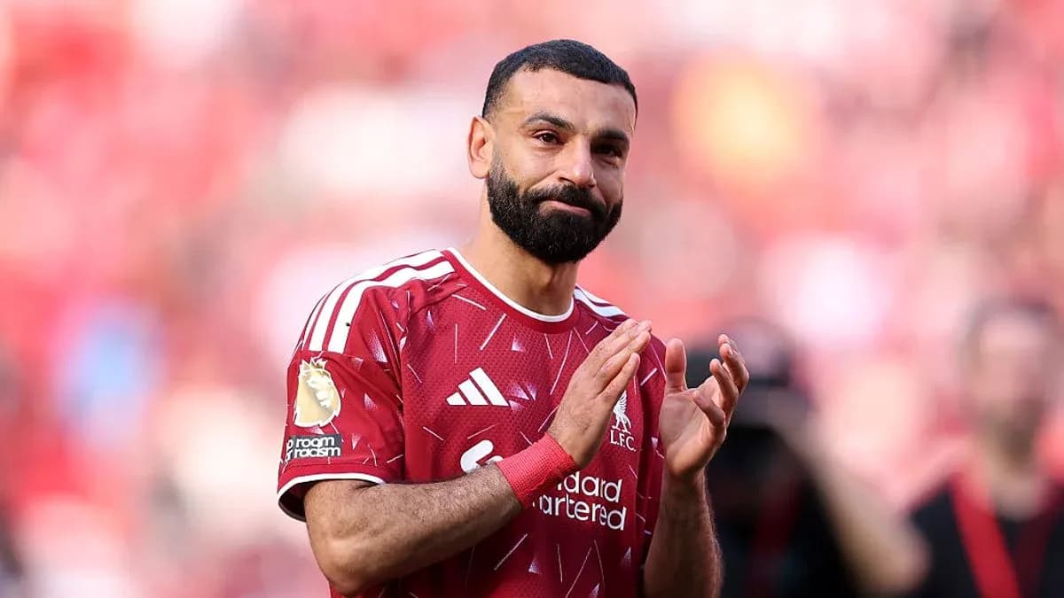 Jugador aplaudiendo con camiseta del Liverpool Jugador aplaudiendo con camiseta del Liverpool