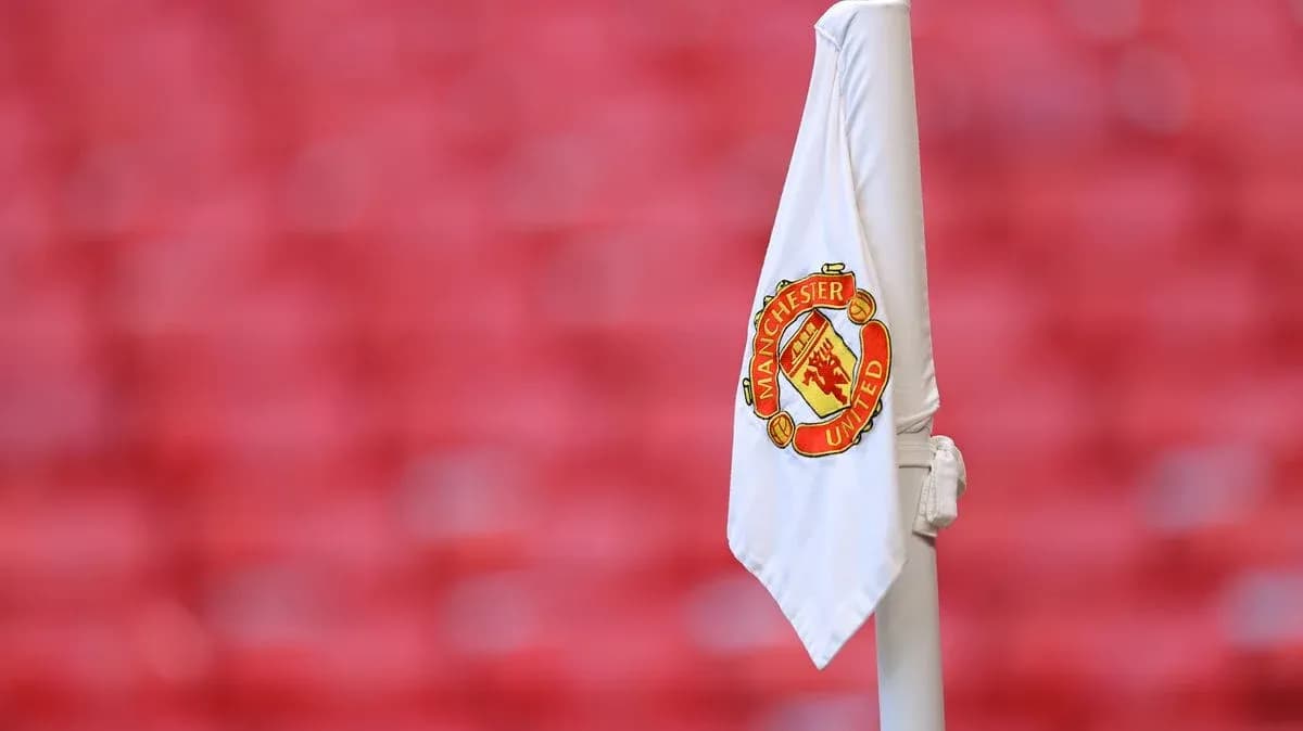 Esquina de campo con bandera de Manchester United Esquina de campo con bandera de Manchester United