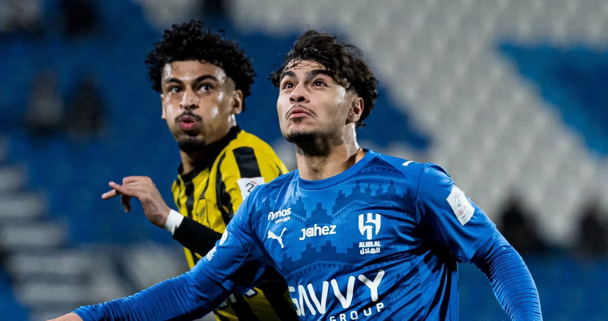 Jugadores de Al Hilal e Ittihad en acción durante el partido Jugadores de Al Hilal e Ittihad en acción durante el partido