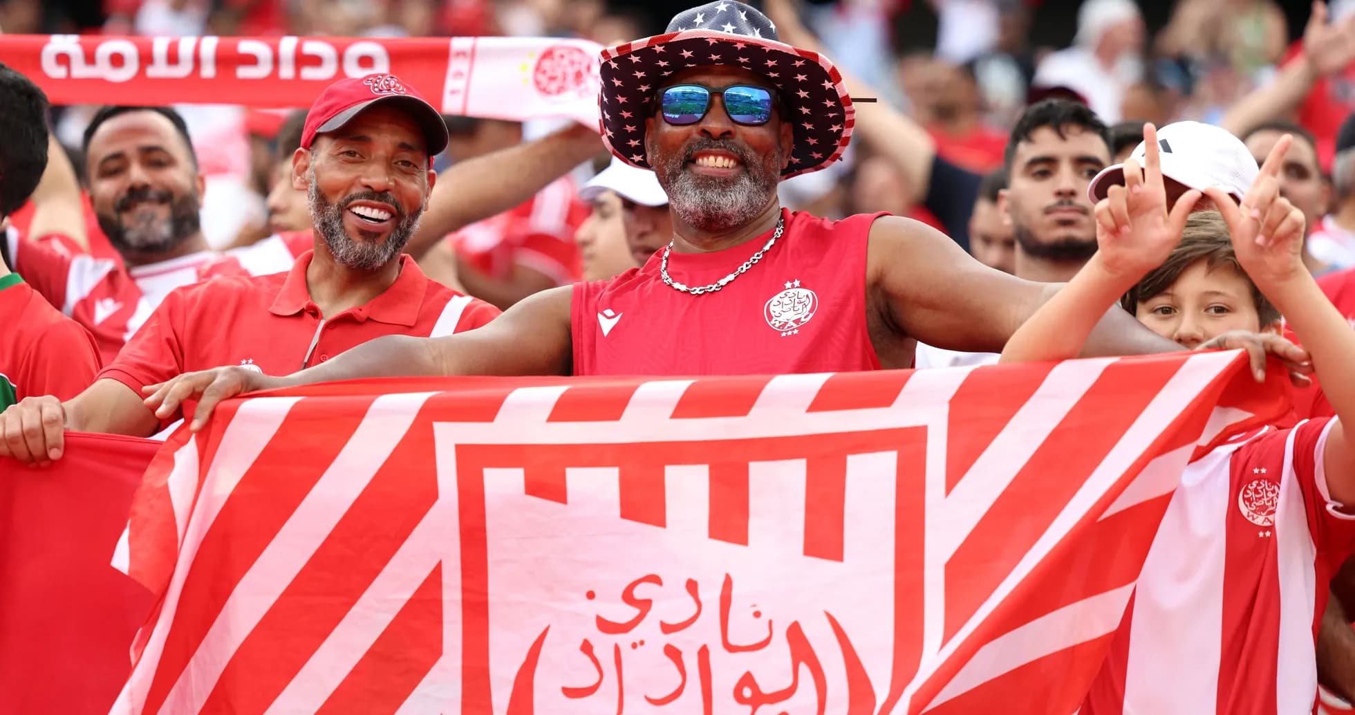 Aficionados de Wydad Casablanca celebrando con bandera Aficionados de Wydad Casablanca celebrando con bandera