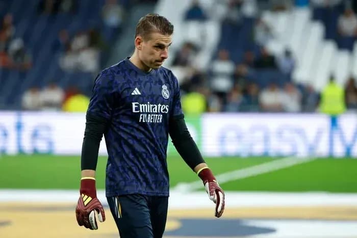 Portero de Real Madrid caminando por el campo Portero de Real Madrid caminando por el campo