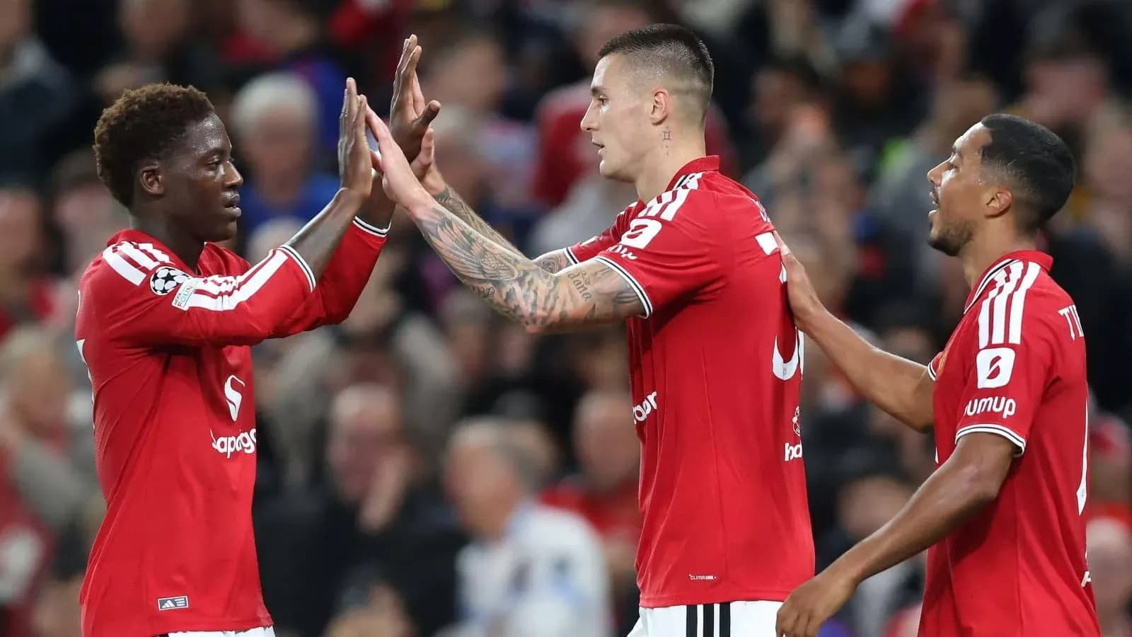 Jugadores de Manchester United celebrando un gol Jugadores de Manchester United celebrando un gol