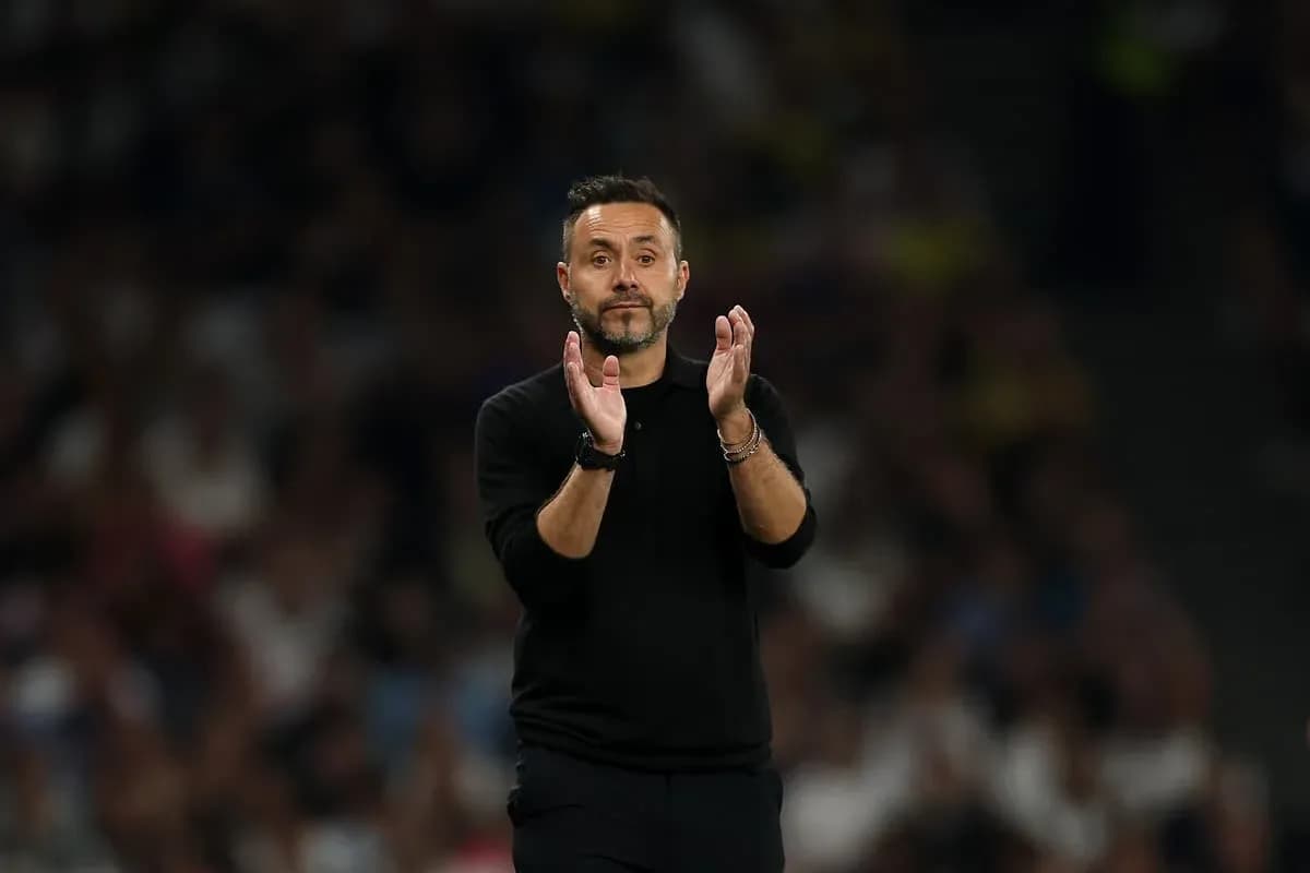Entrenador aplaudiendo durante un partido de fútbol Entrenador aplaudiendo durante un partido de fútbol