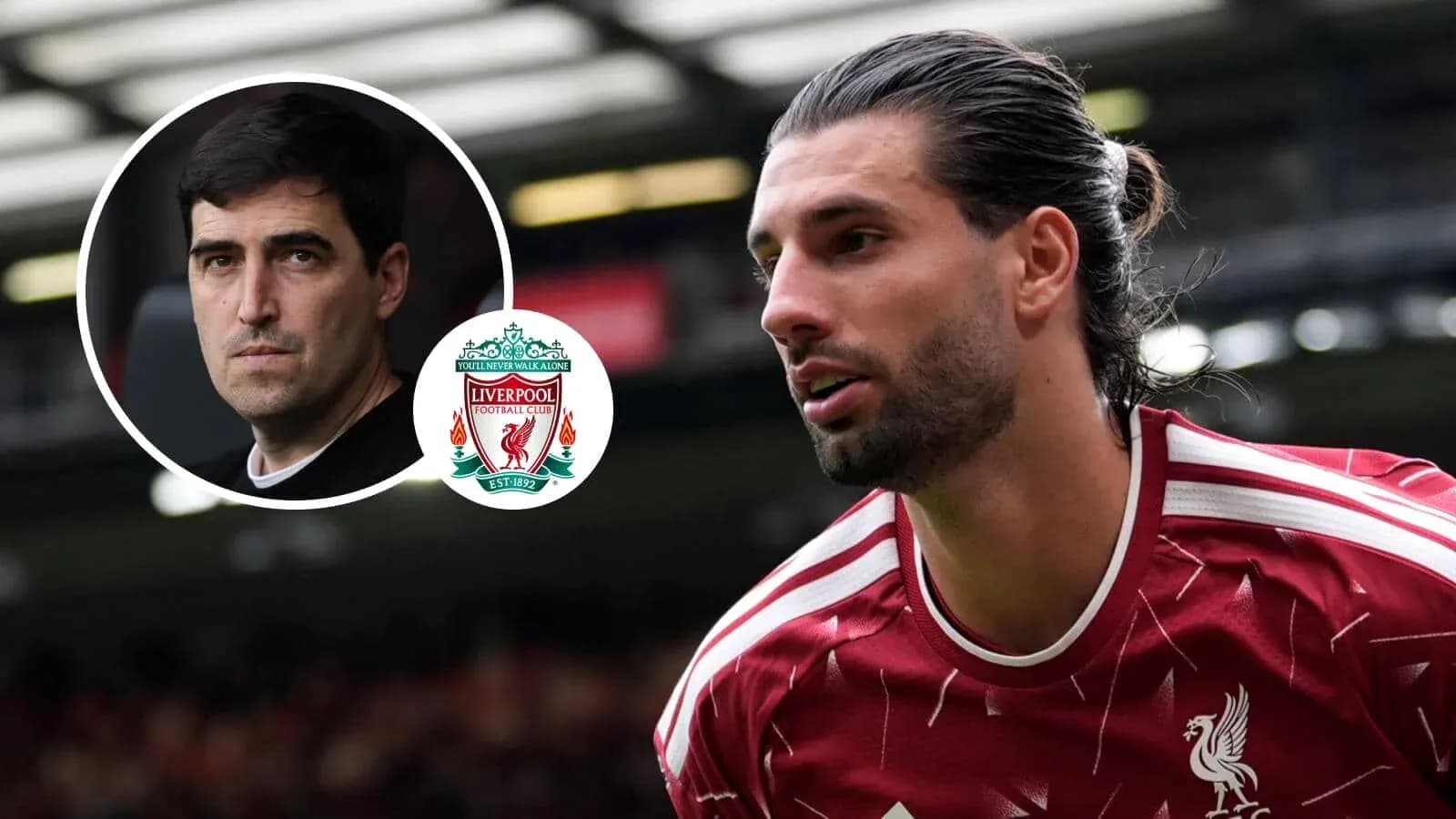 Jugador de Liverpool en acción con entrenador en fondo Jugador de Liverpool en acción con entrenador en fondo