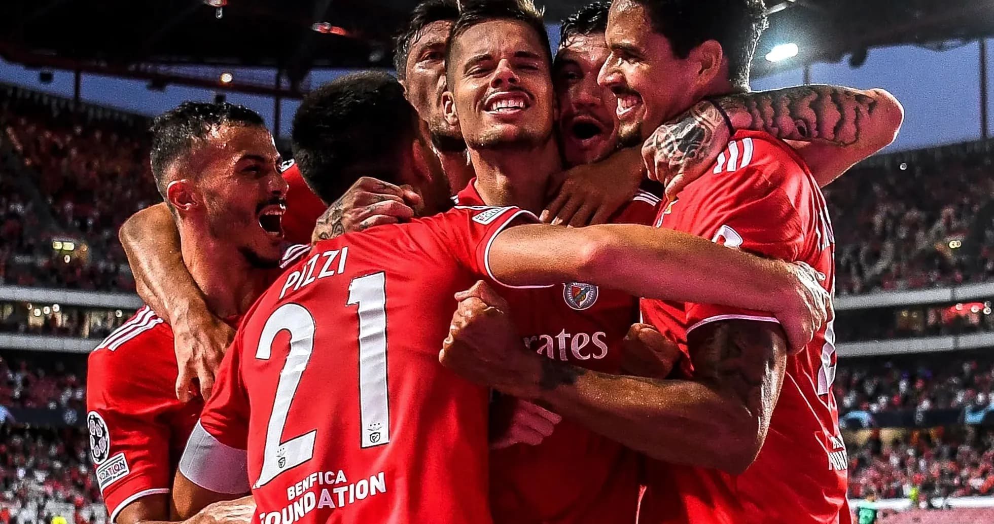 Jugadores de Benfica celebrando un gol Jugadores de Benfica celebrando un gol