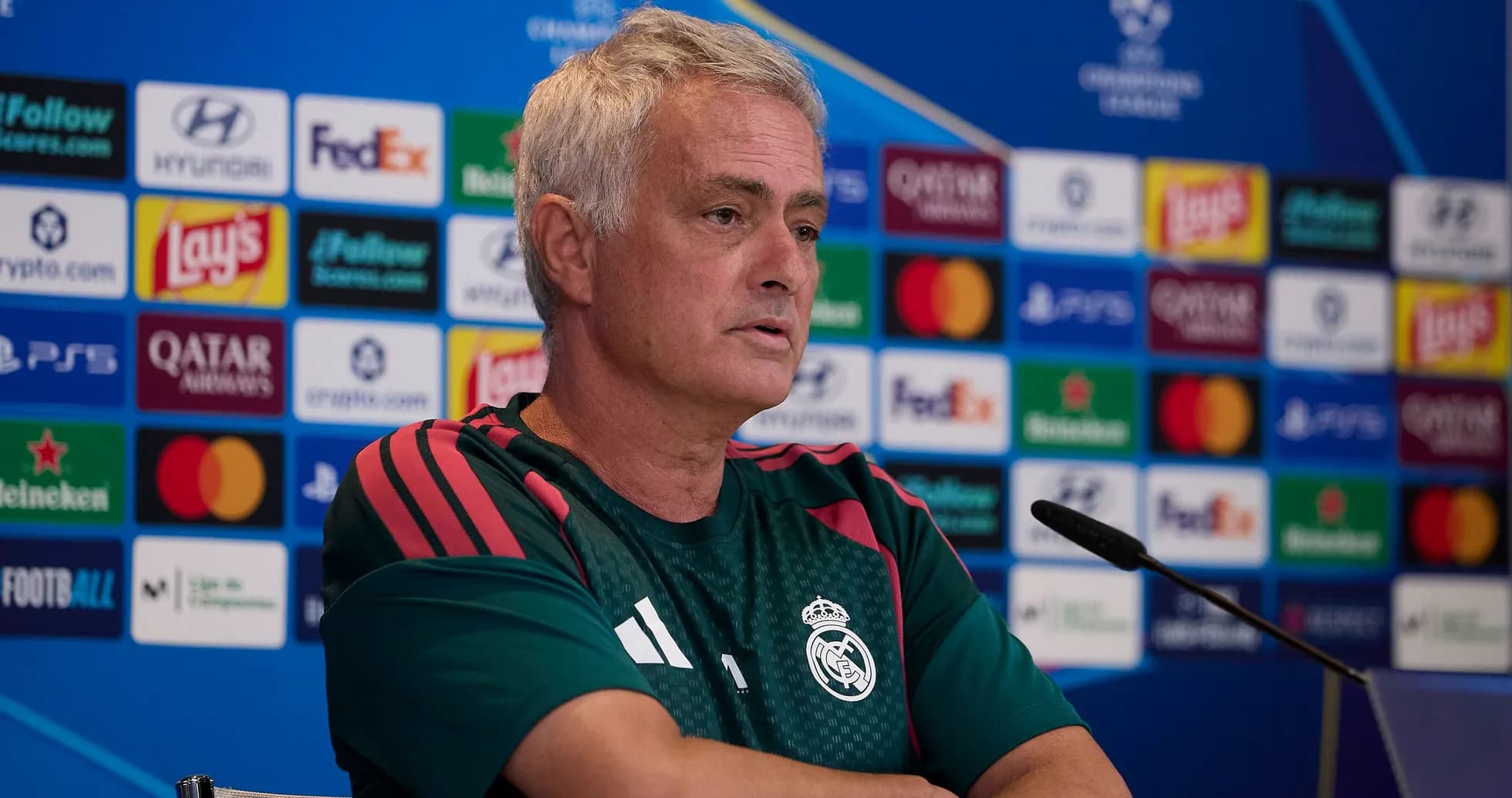 Entrenador en rueda de prensa de la Champions League Entrenador en rueda de prensa de la Champions League