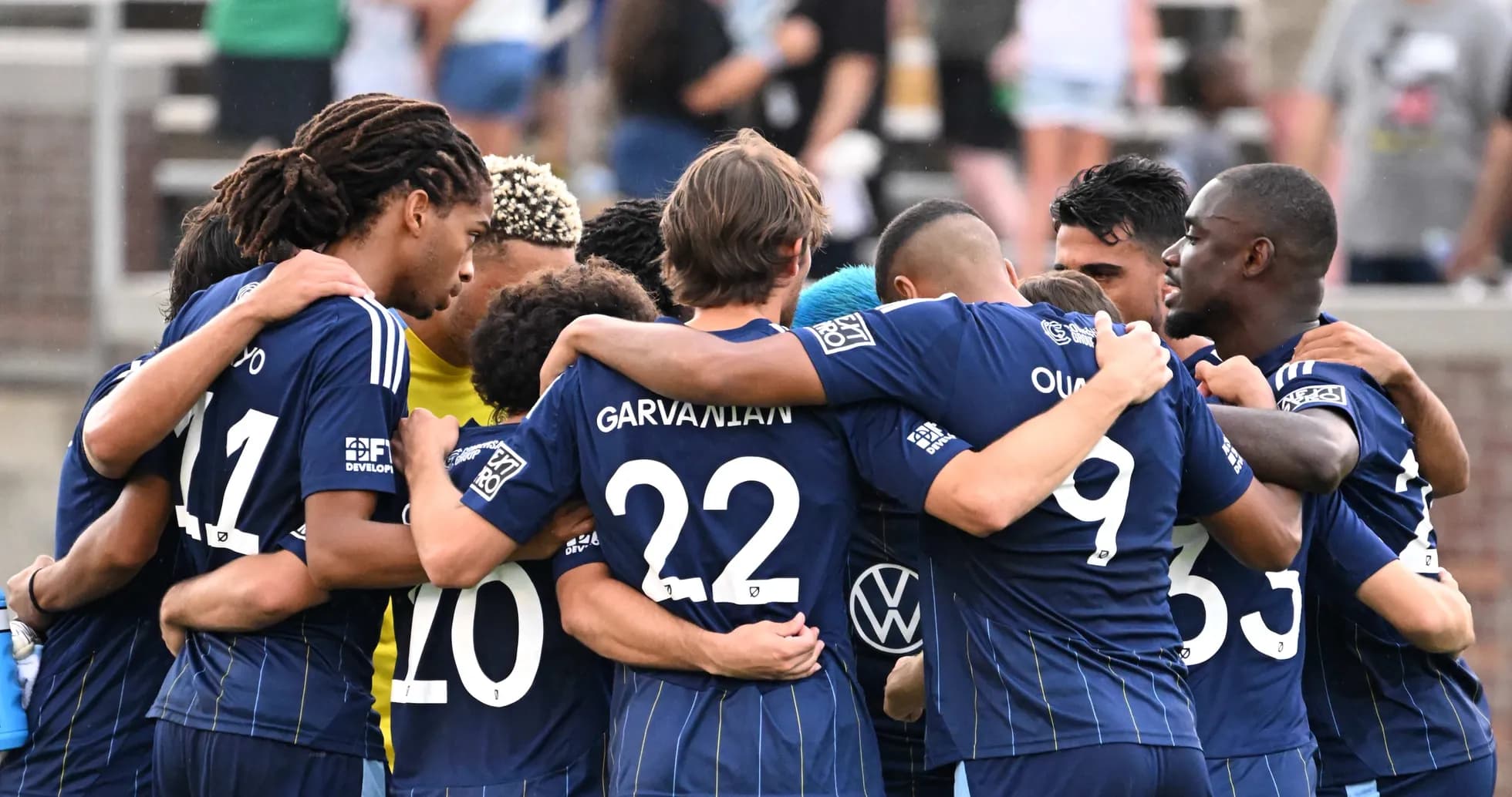 Jugadores de Chattanooga en un abrazo antes del partido Jugadores de Chattanooga en un abrazo antes del partido
