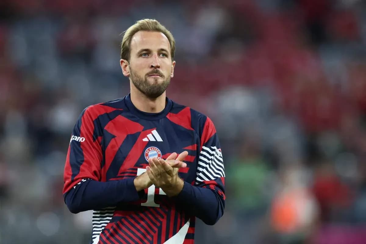 Jugador aplaudiendo en el campo de fútbol Jugador aplaudiendo en el campo de fútbol
