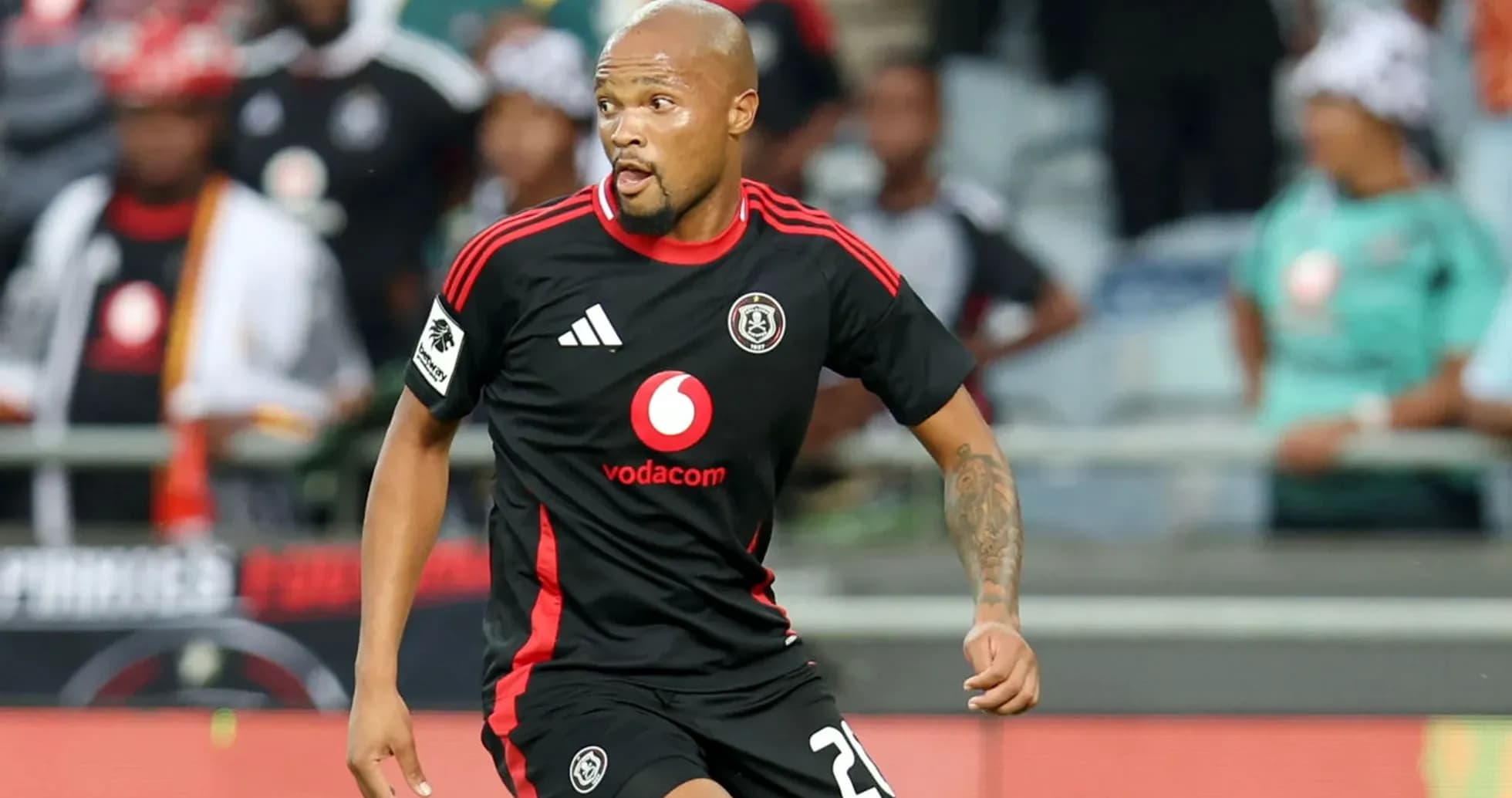 Jugador de Orlando Pirates en acción durante un partido Jugador de Orlando Pirates en acción durante un partido