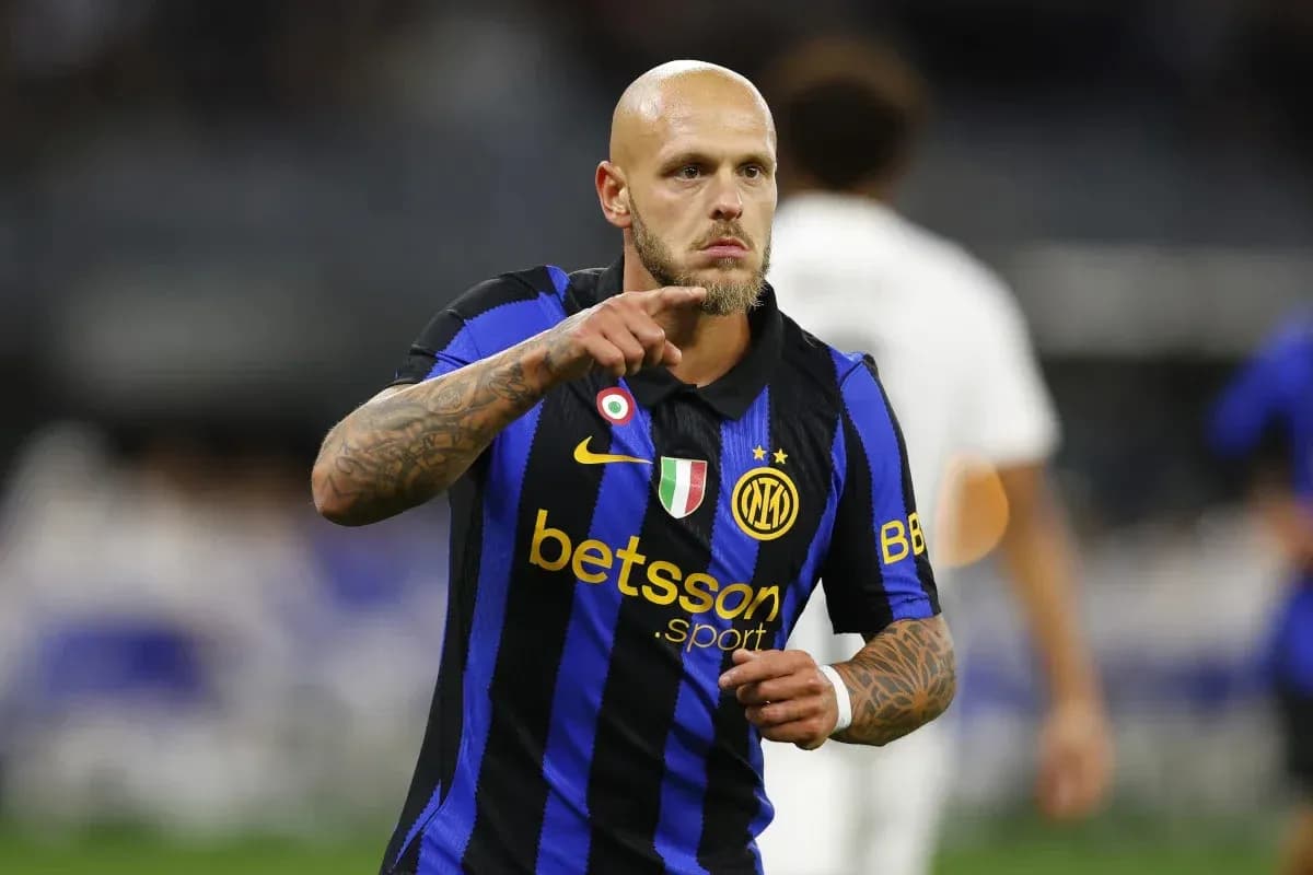 Jugador de Inter de Milán señalando durante partido Jugador de Inter de Milán señalando durante partido