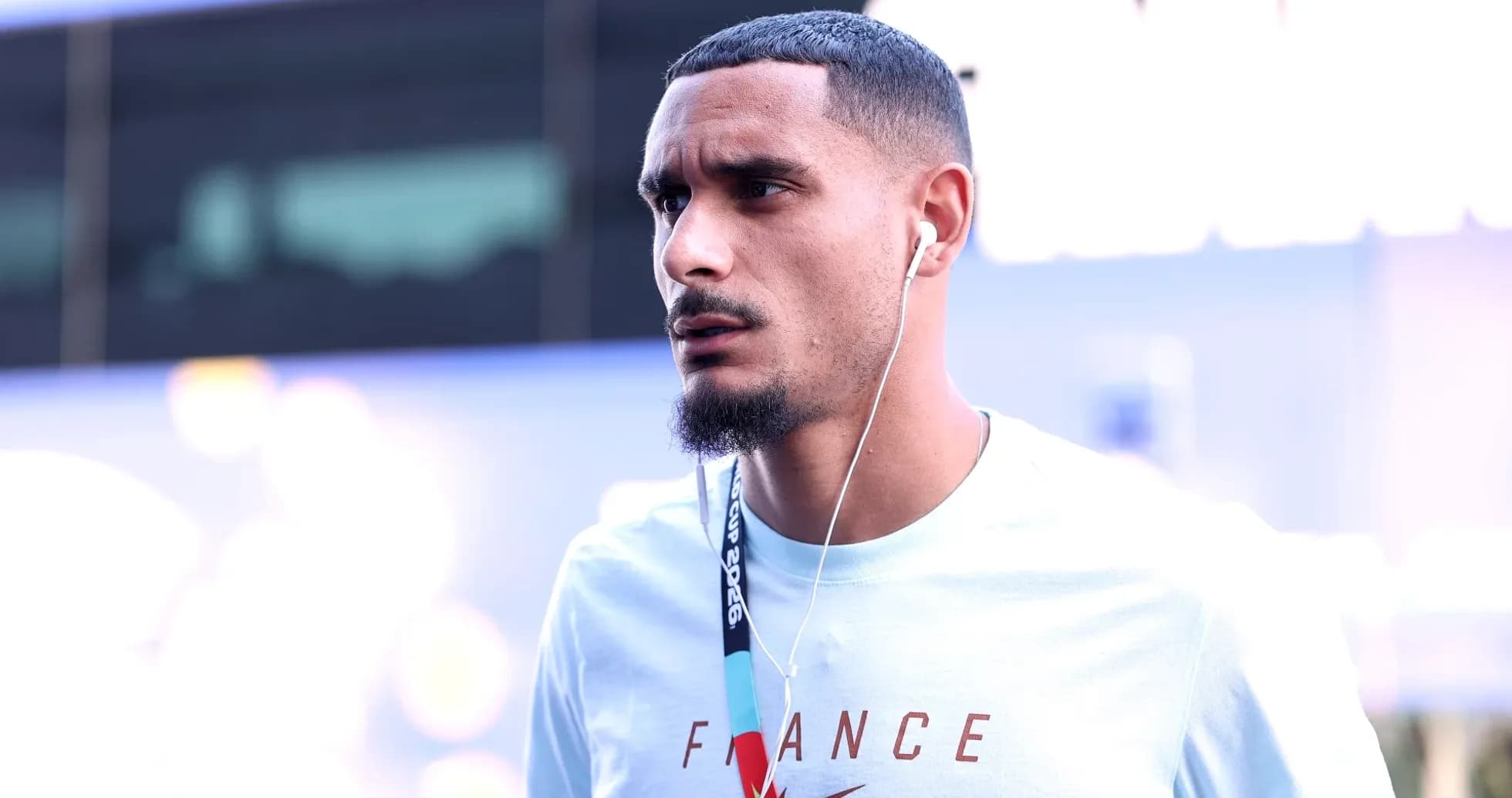 Jugador con camiseta de Francia y auriculares Jugador con camiseta de Francia y auriculares