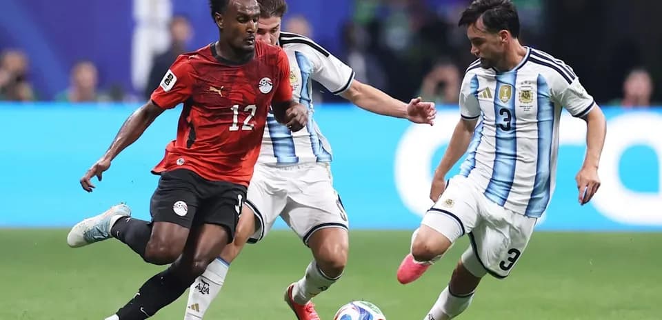 Jugadores de Egipto y Argentina luchando por el balón Jugadores de Egipto y Argentina luchando por el balón