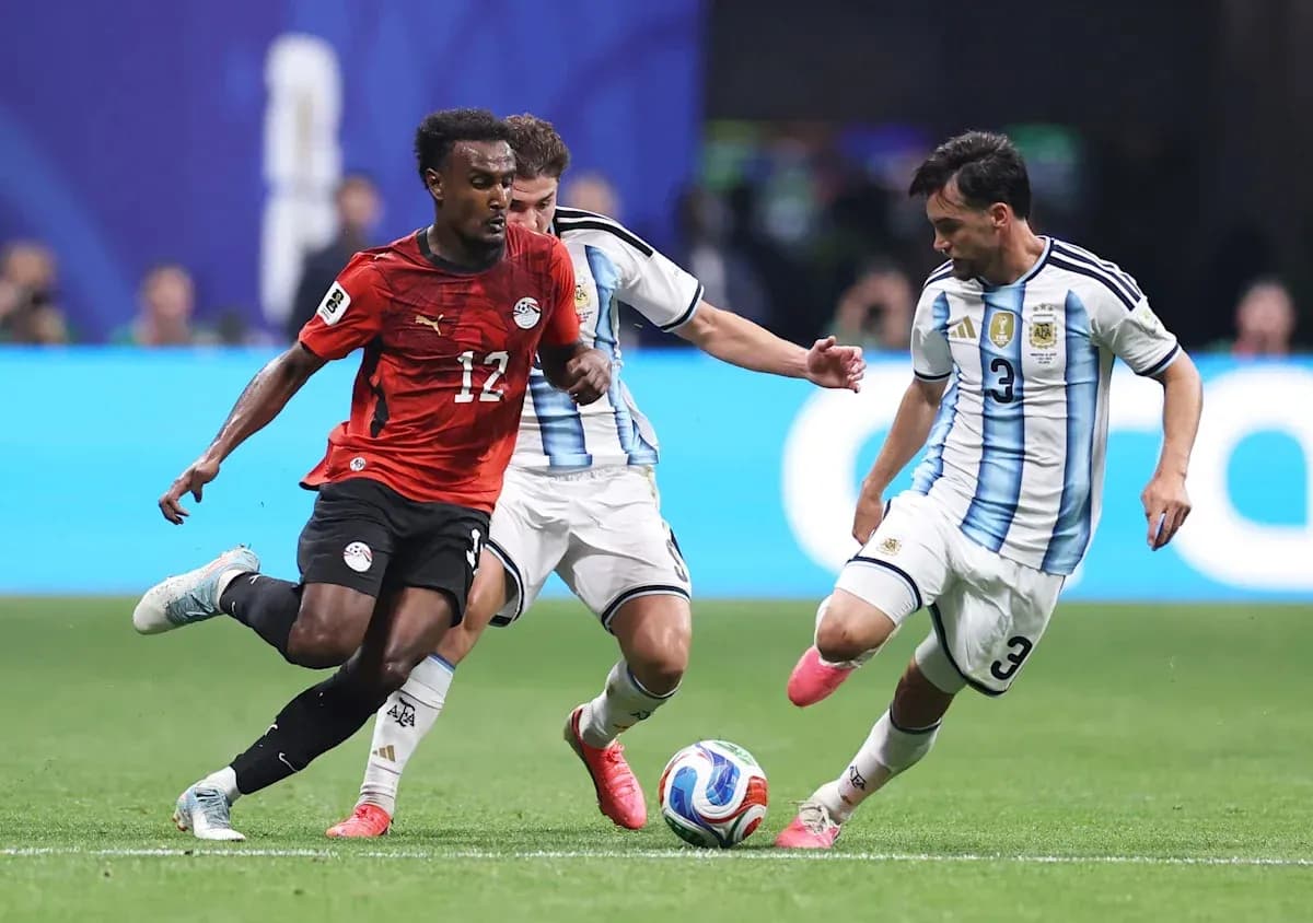 Jugadores de Egipto y Argentina luchando por el balón Jugadores de Egipto y Argentina luchando por el balón