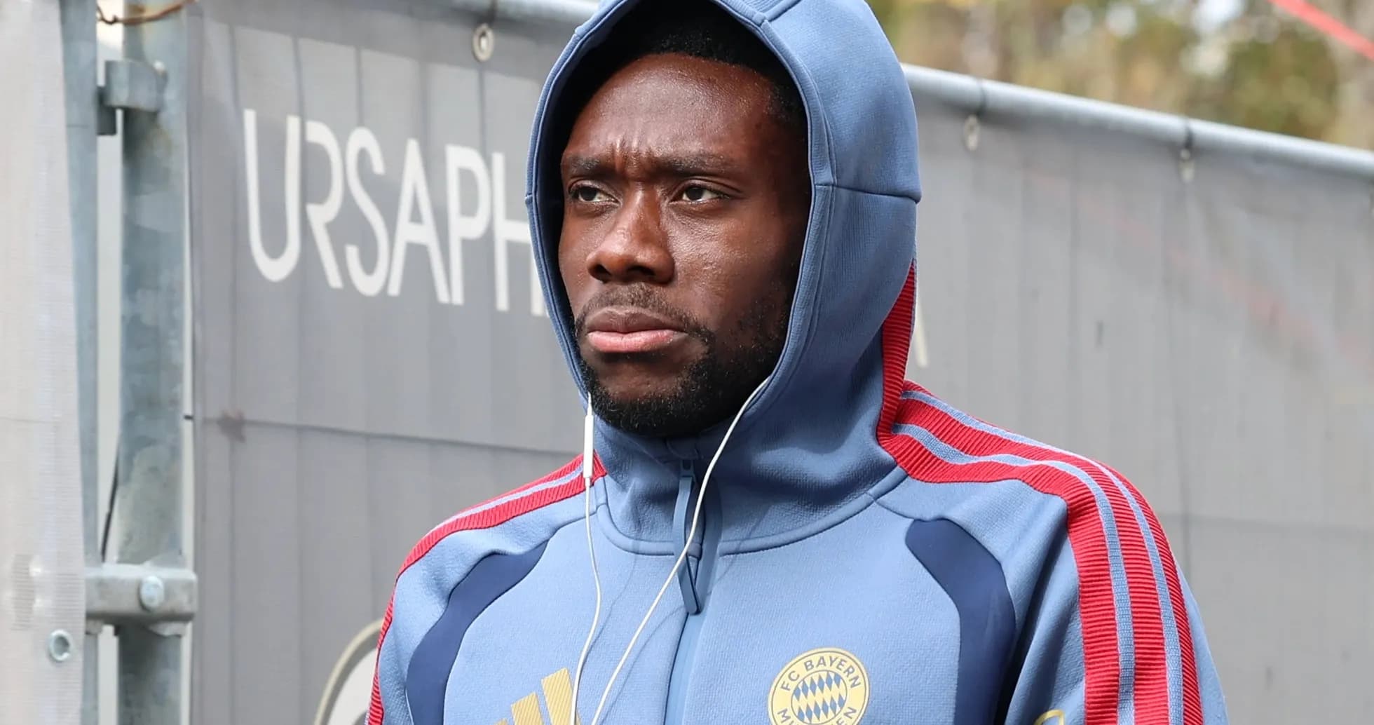 Jugador de Bayern Múnich con capucha llegando al entrenamiento Jugador de Bayern Múnich con capucha llegando al entrenamiento