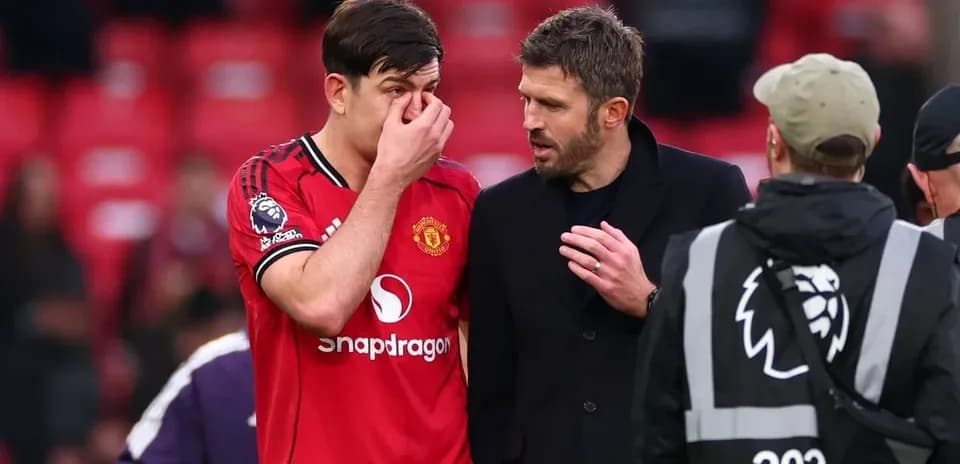 Jugador de Manchester United hablando con entrenador tras el partido Jugador de Manchester United hablando con entrenador tras el partido