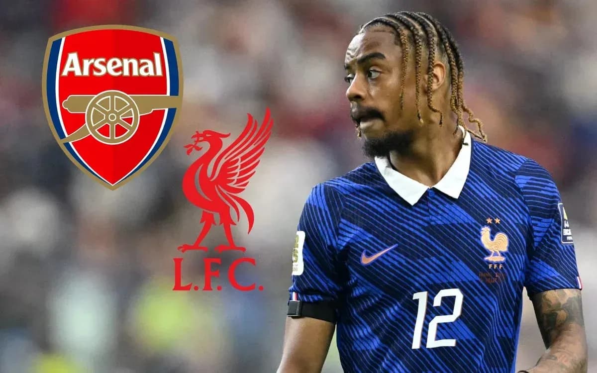 Jugador con camiseta de Francia entre logos de Arsenal y Liverpool Jugador con camiseta de Francia entre logos de Arsenal y Liverpool