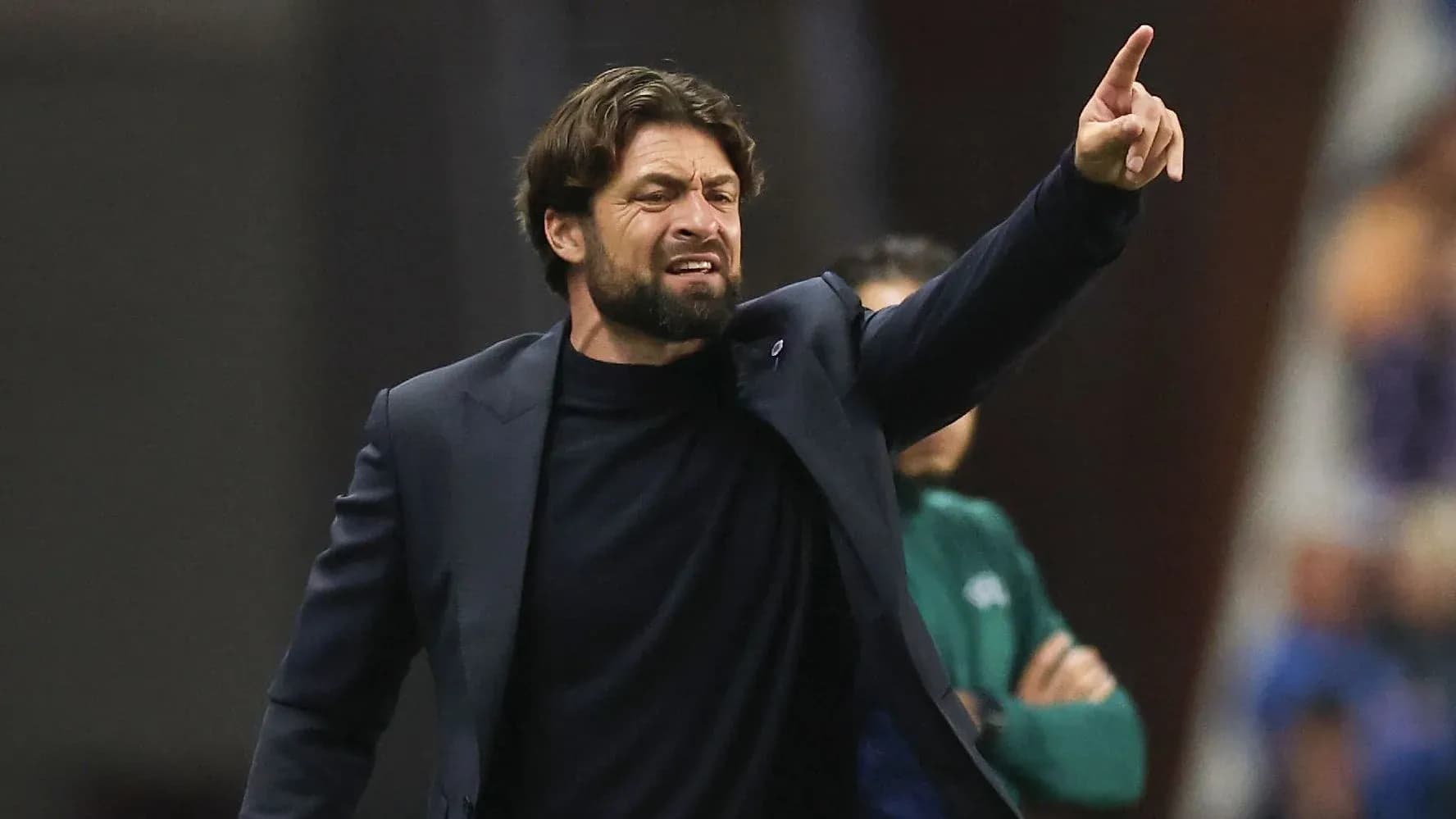 Entrenador señalando durante un partido de fútbol Entrenador señalando durante un partido de fútbol
