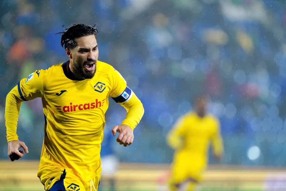 Jugador de Como celebrando un gol en partido Jugador de Como celebrando un gol en partido
