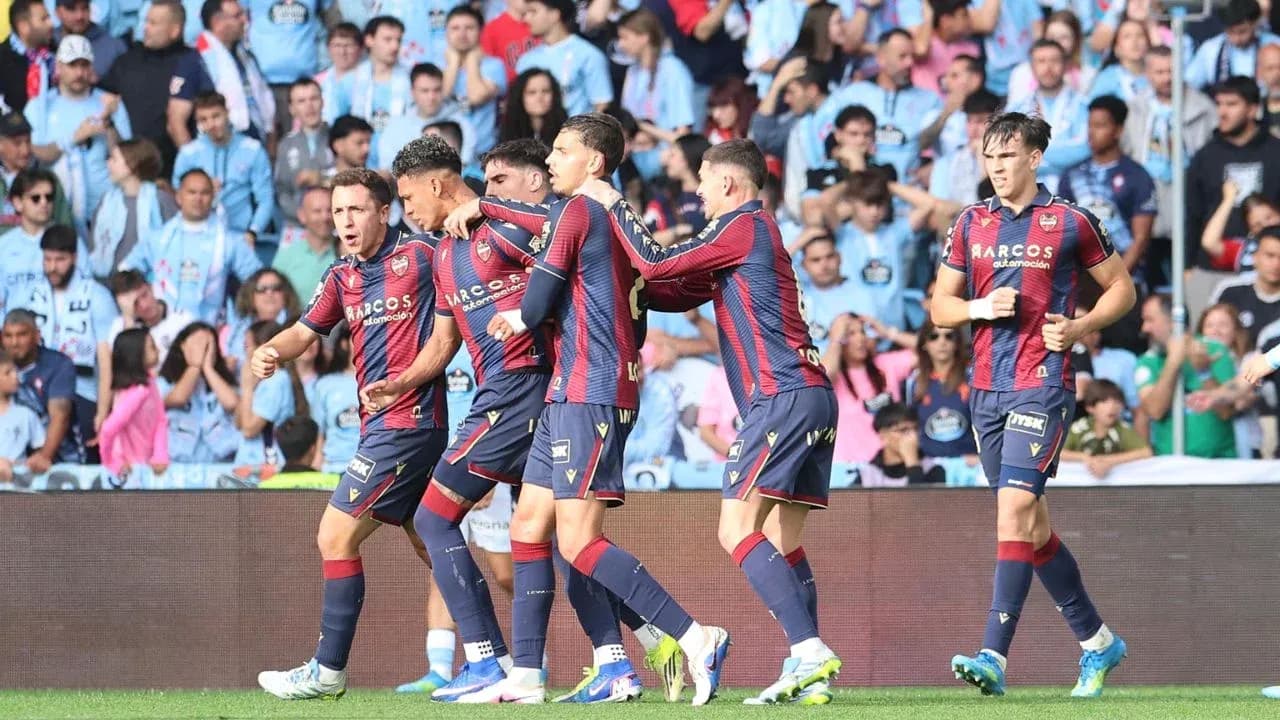 Jugadores de Levante celebrando un gol Jugadores de Levante celebrando un gol