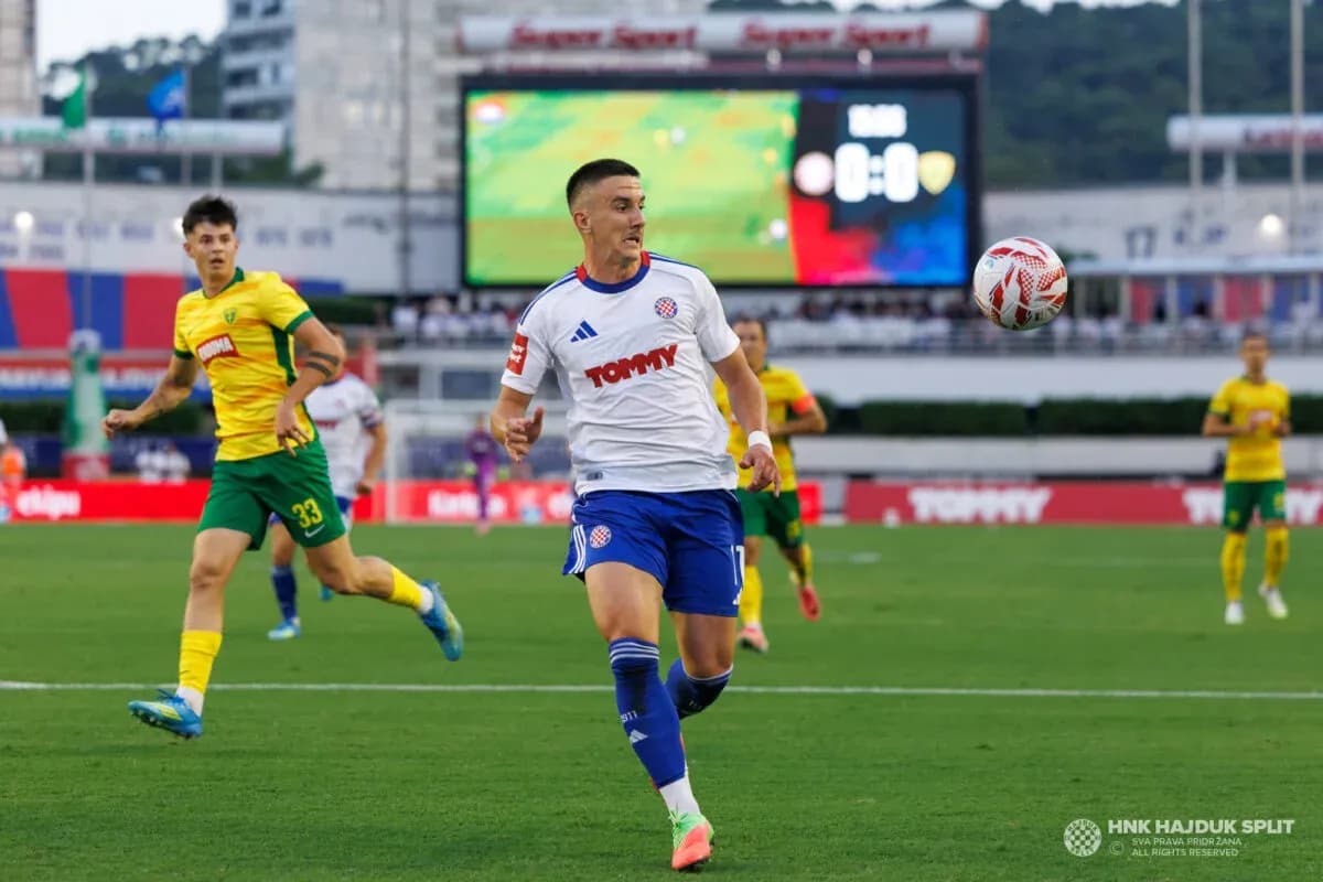 Jugador de Hajduk Split recibe el balón en el campo Jugador de Hajduk Split recibe el balón en el campo