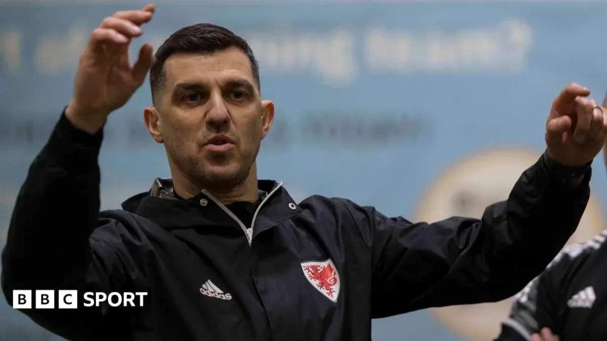 Entrenador hablando durante una sesión de entrenamiento Entrenador hablando durante una sesión de entrenamiento