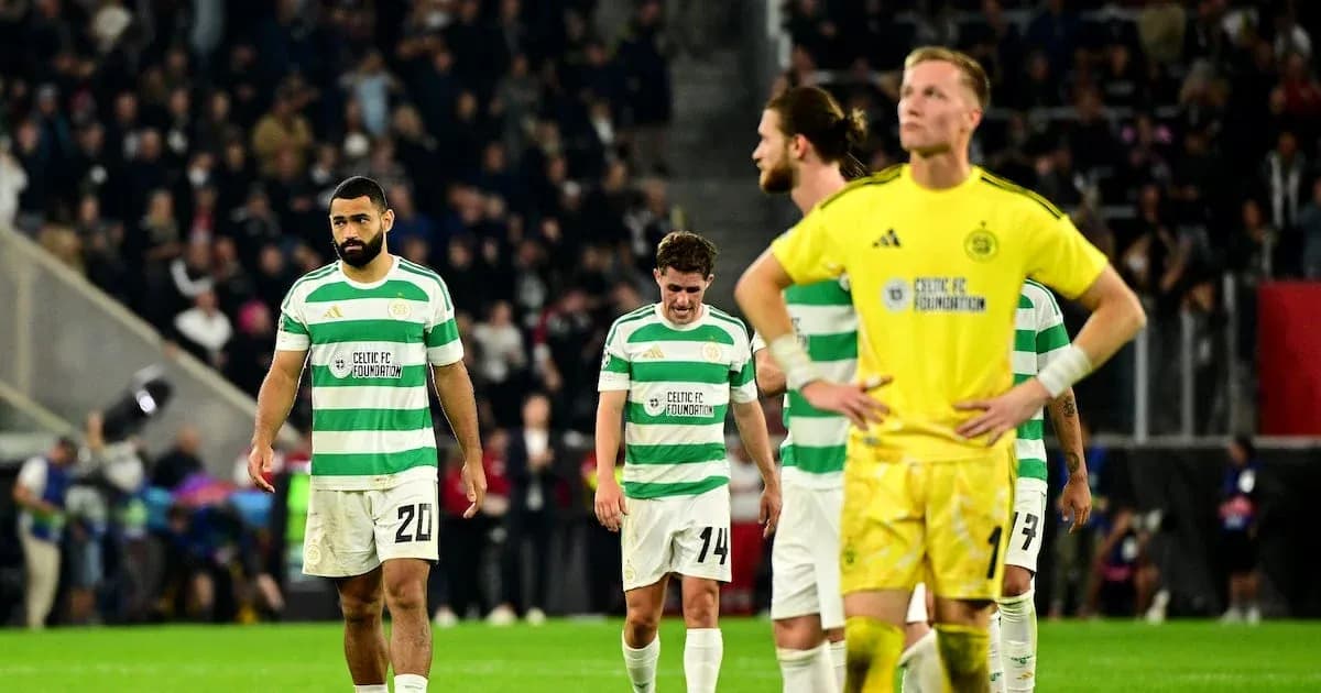 Jugadores de Celtic FC caminando cabizbajos tras partido Jugadores de Celtic FC caminando cabizbajos tras partido
