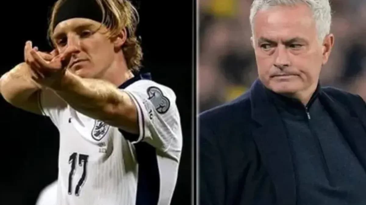 Jugador en acción y entrenador observando partido Jugador en acción y entrenador observando partido