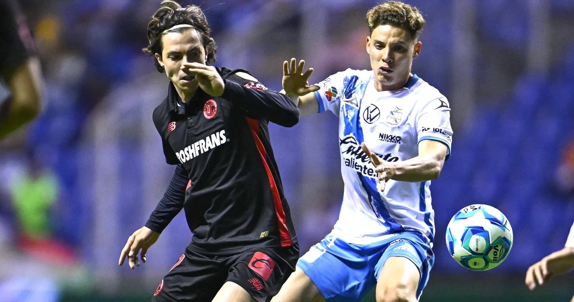 Jugadores de Puebla y Toluca en acción Jugadores de Puebla y Toluca en acción