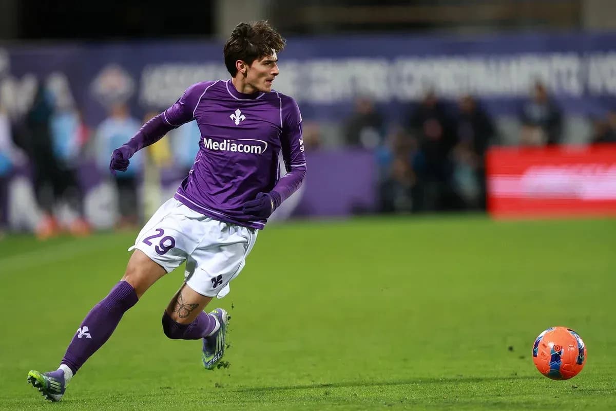 Jugador de la Fiorentina corriendo tras el balón Jugador de la Fiorentina corriendo tras el balón