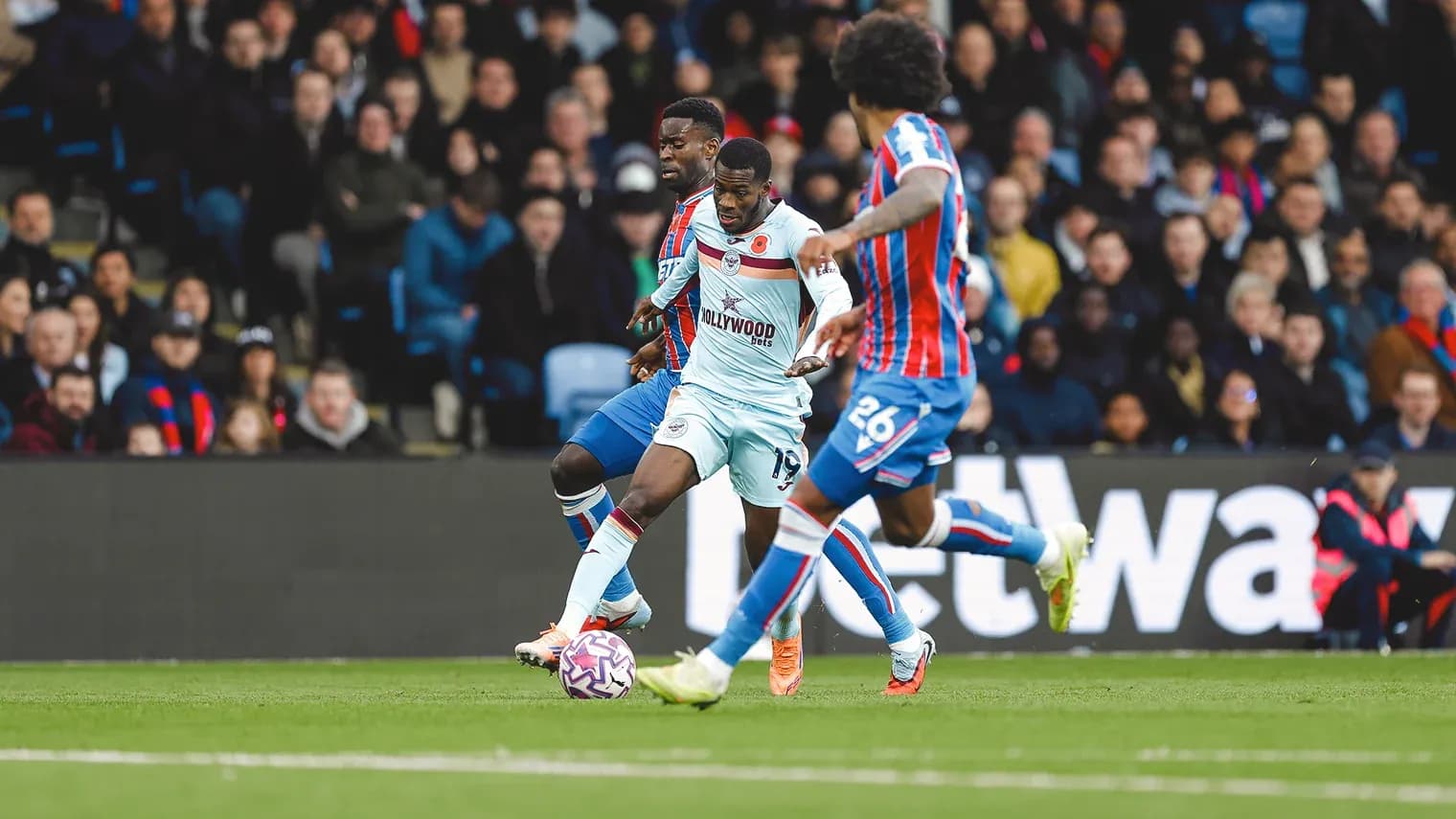 Jugadores de Brentford y Crystal Palace en acción Jugadores de Brentford y Crystal Palace en acción