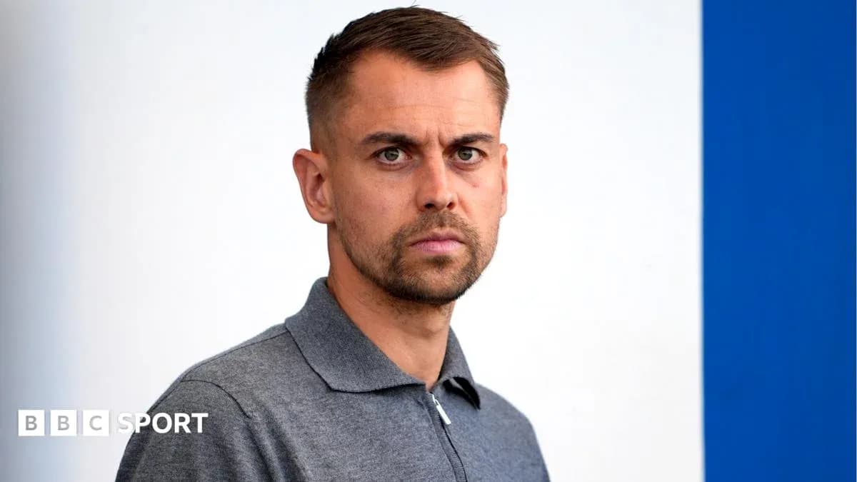 Hombre con camiseta gris en fondo blanco y azul Hombre con camiseta gris en fondo blanco y azul