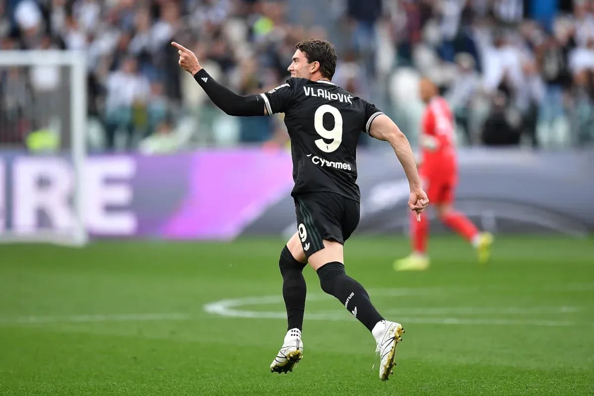Vlahovic celebrando un gol para Juventus Vlahovic celebrando un gol para Juventus