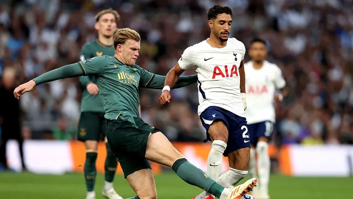 Jugador de Tottenham esquivando una entrada durante el partido Jugador de Tottenham esquivando una entrada durante el partido