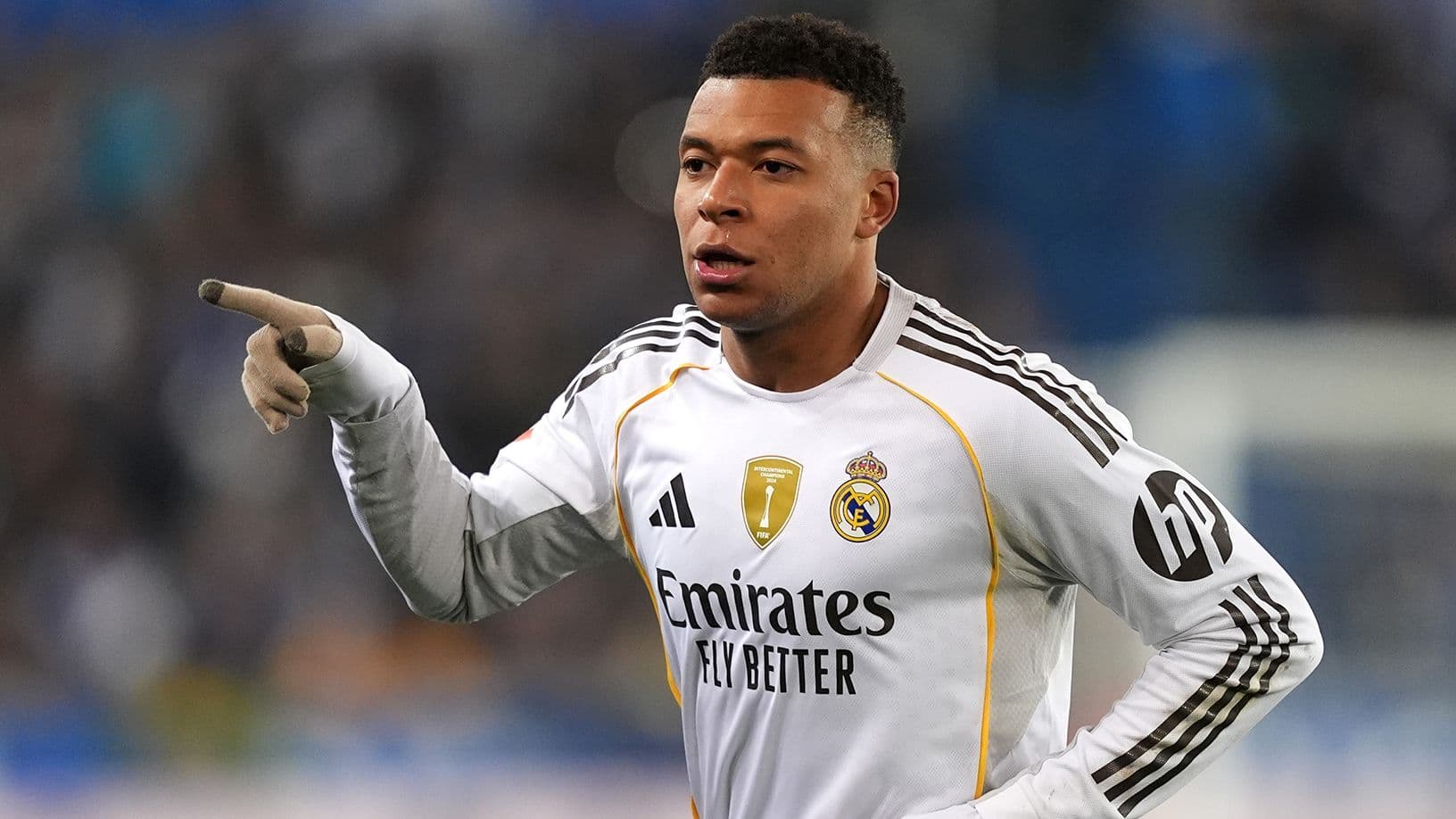 Jugador de Real Madrid señalando durante el partido Jugador de Real Madrid señalando durante el partido