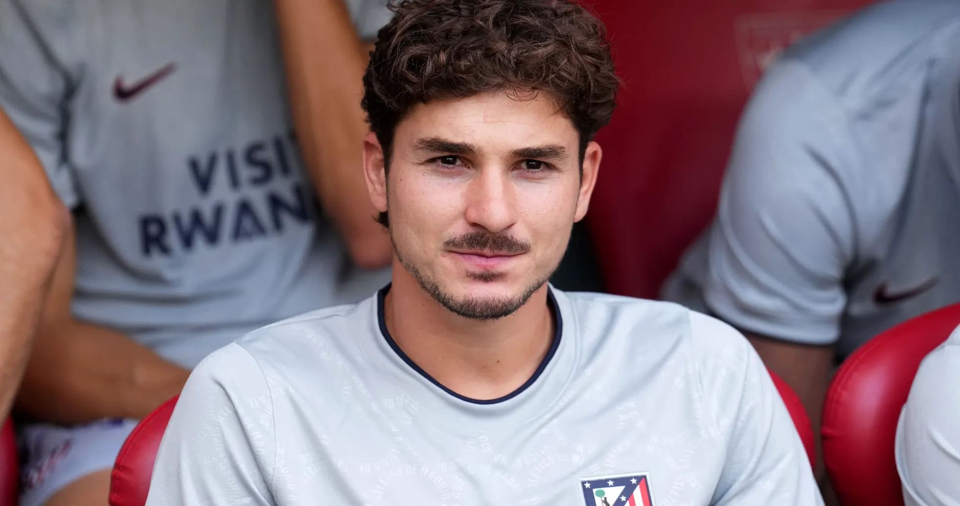 Jugador sentado en el banquillo del equipo Jugador sentado en el banquillo del equipo