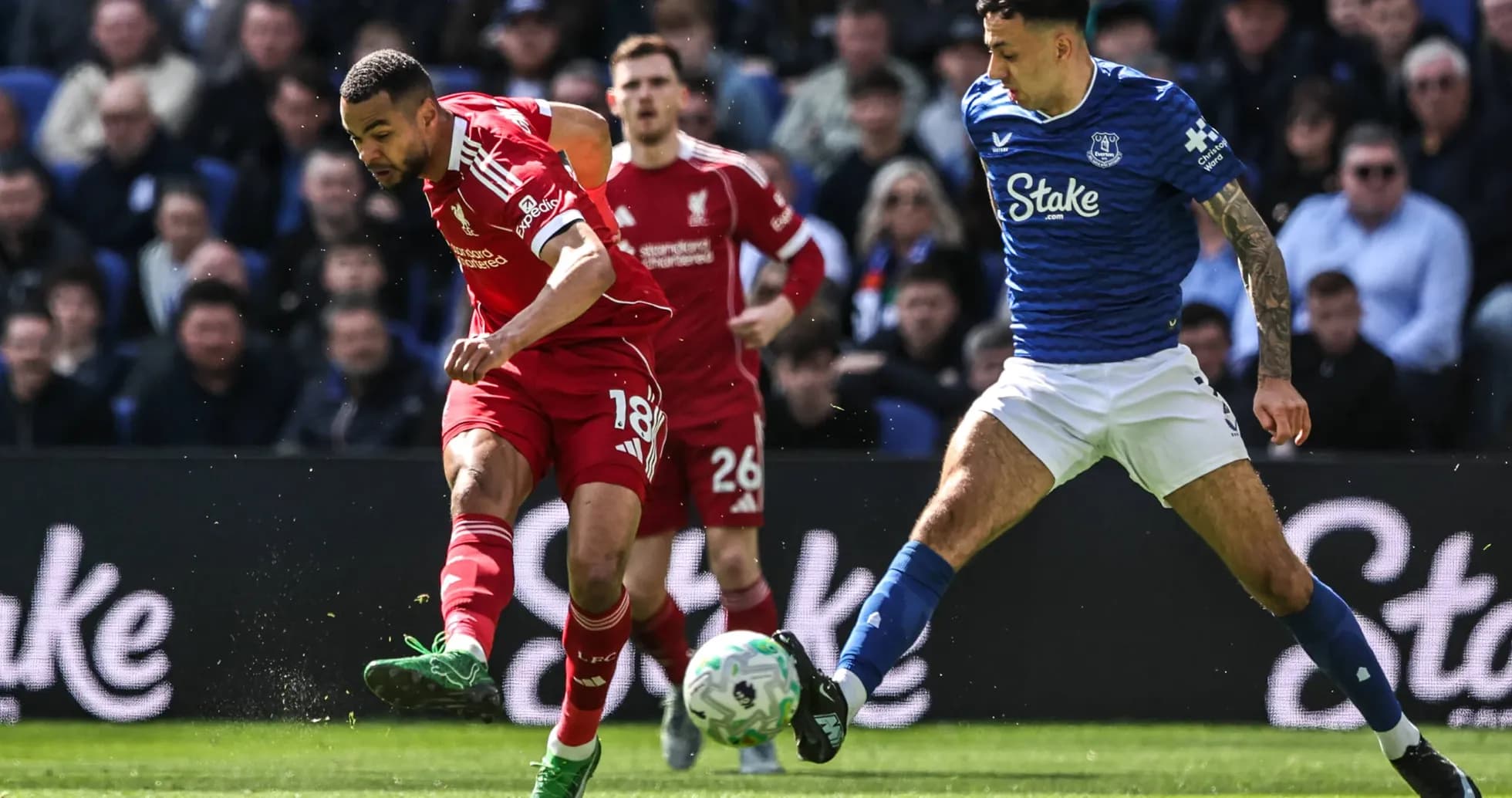 Jugador de Liverpool driblando frente a oponente de Everton Jugador de Liverpool driblando frente a oponente de Everton