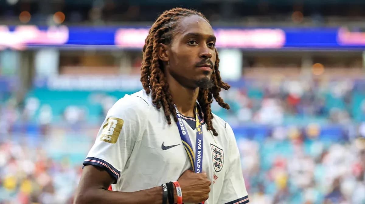 Jugador de Inglaterra saliendo del campo tras el partido Jugador de Inglaterra saliendo del campo tras el partido