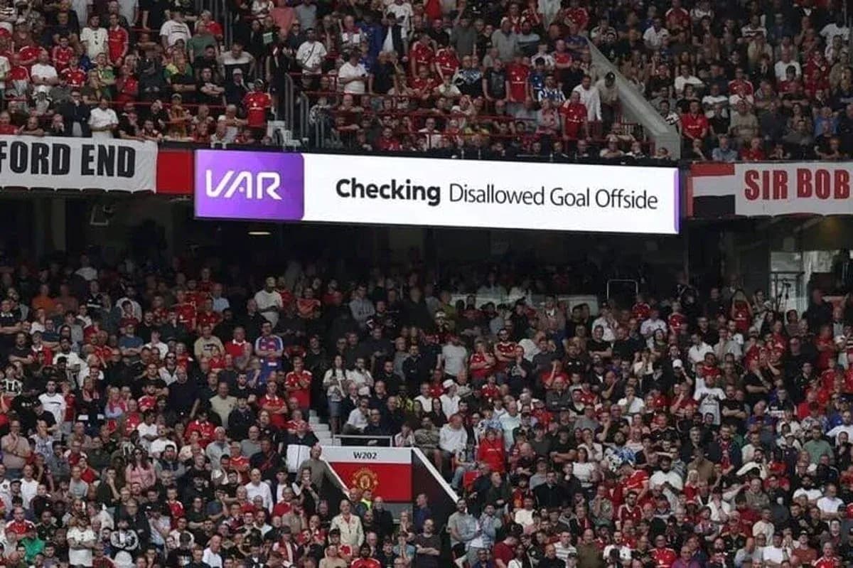 Pantalla mostrando revisión de gol anulado por fuera de juego Pantalla mostrando revisión de gol anulado por fuera de juego