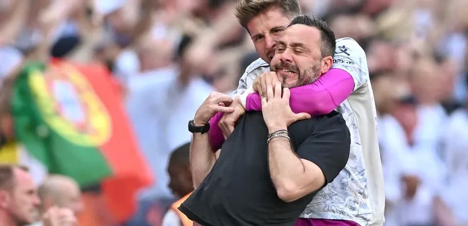 Entrenador y asistente celebrando en la cancha Entrenador y asistente celebrando en la cancha
