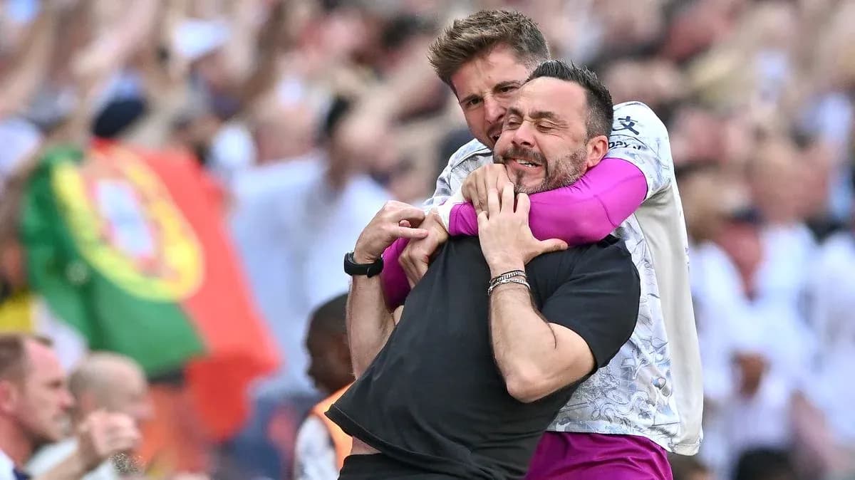 Entrenador y asistente celebrando en la cancha Entrenador y asistente celebrando en la cancha