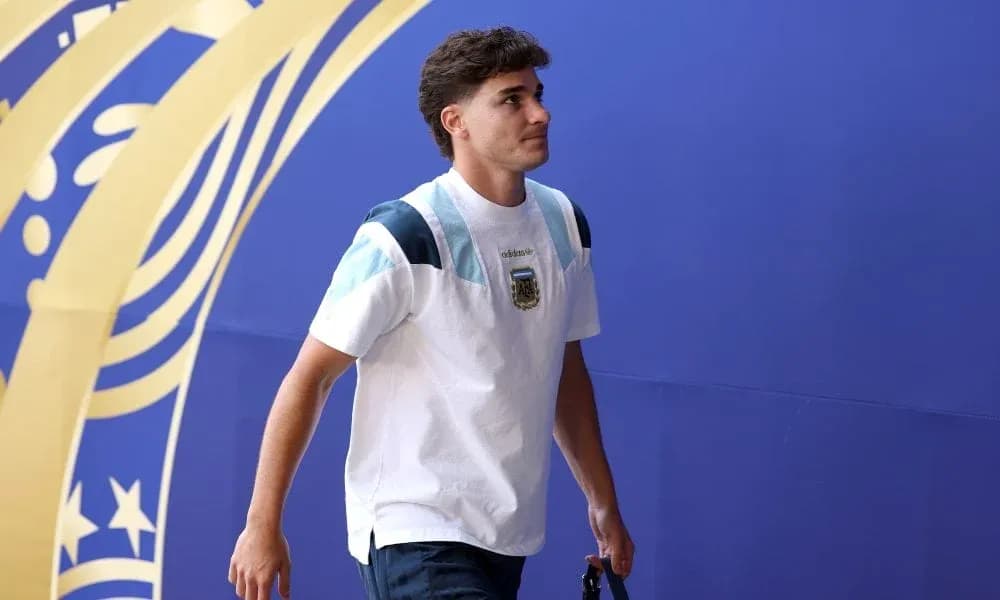 Jugador ingresando al estadio con camiseta argentina Jugador ingresando al estadio con camiseta argentina
