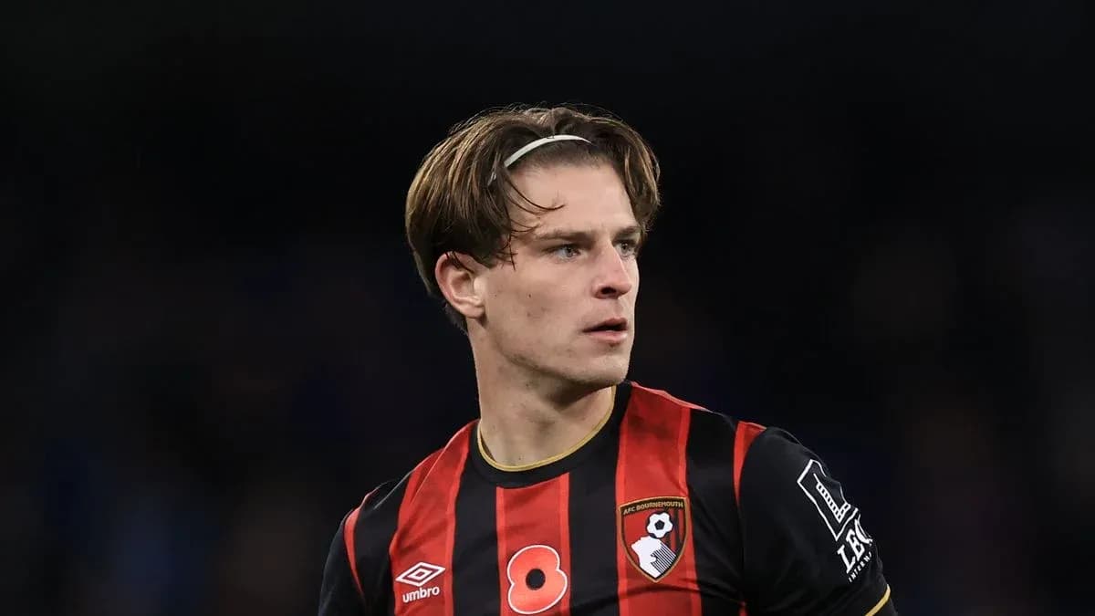 Jugador de AFC Bournemouth en uniforme de juego Jugador de AFC Bournemouth en uniforme de juego