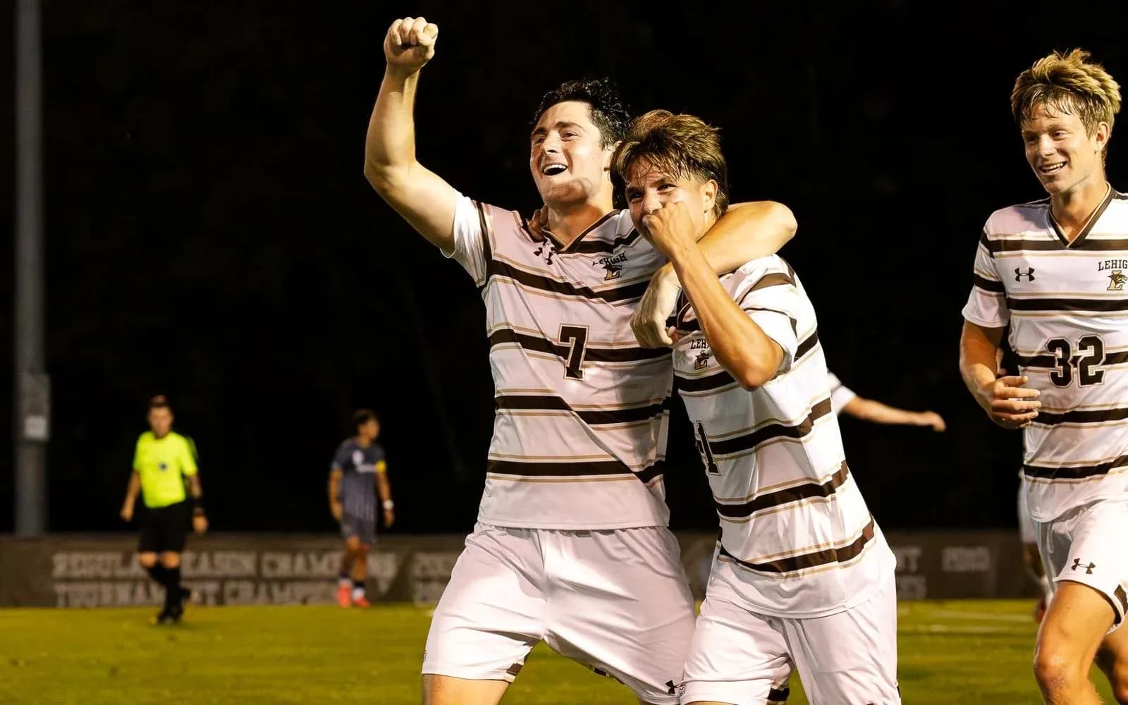 Jugadores de fútbol celebrando un gol en el campo Jugadores de fútbol celebrando un gol en el campo