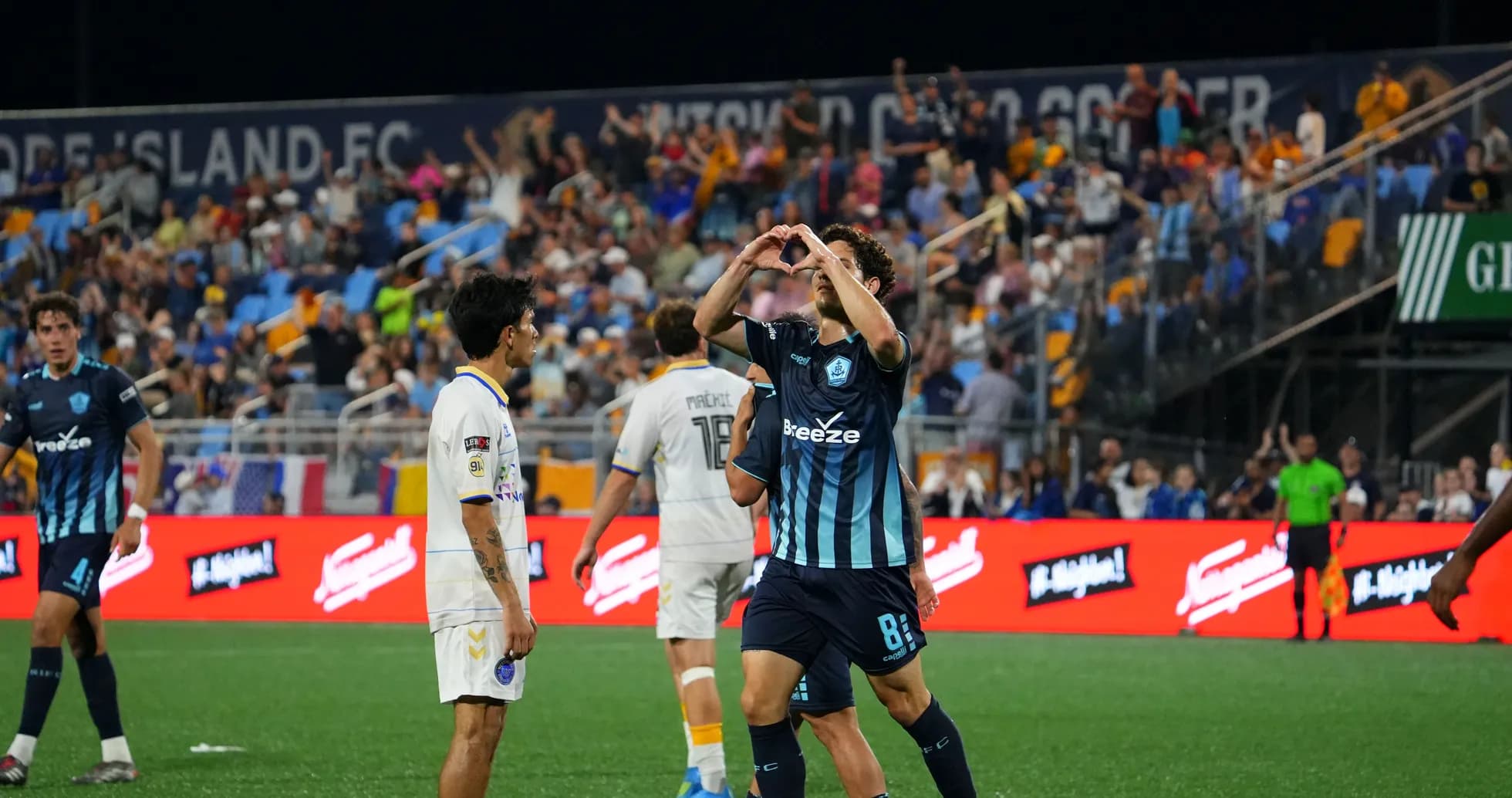 Jugador celebra con gesto de corazón en el partido Jugador celebra con gesto de corazón en el partido