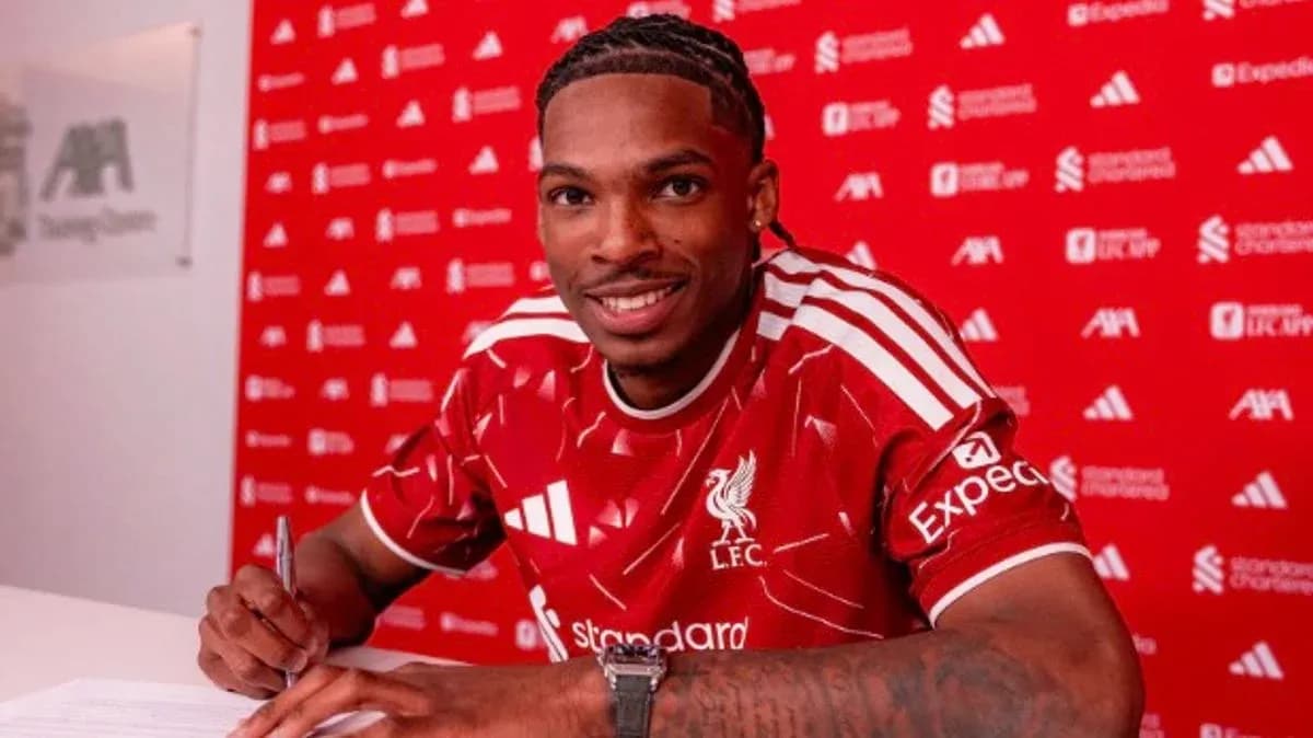 Jugador firmando contrato en Liverpool FC Jugador firmando contrato en Liverpool FC