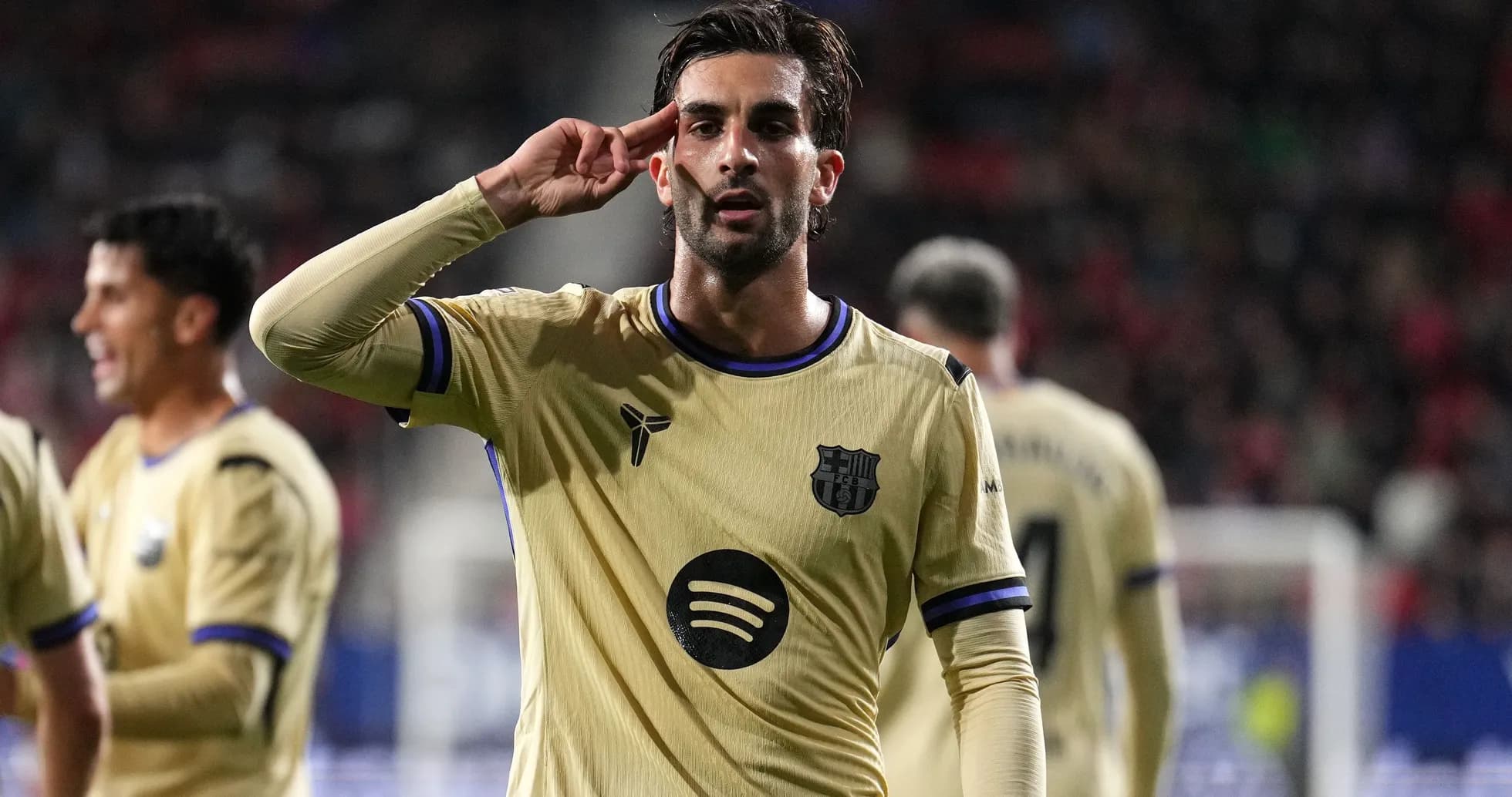 Jugador de Barcelona saludando tras un gol Jugador de Barcelona saludando tras un gol