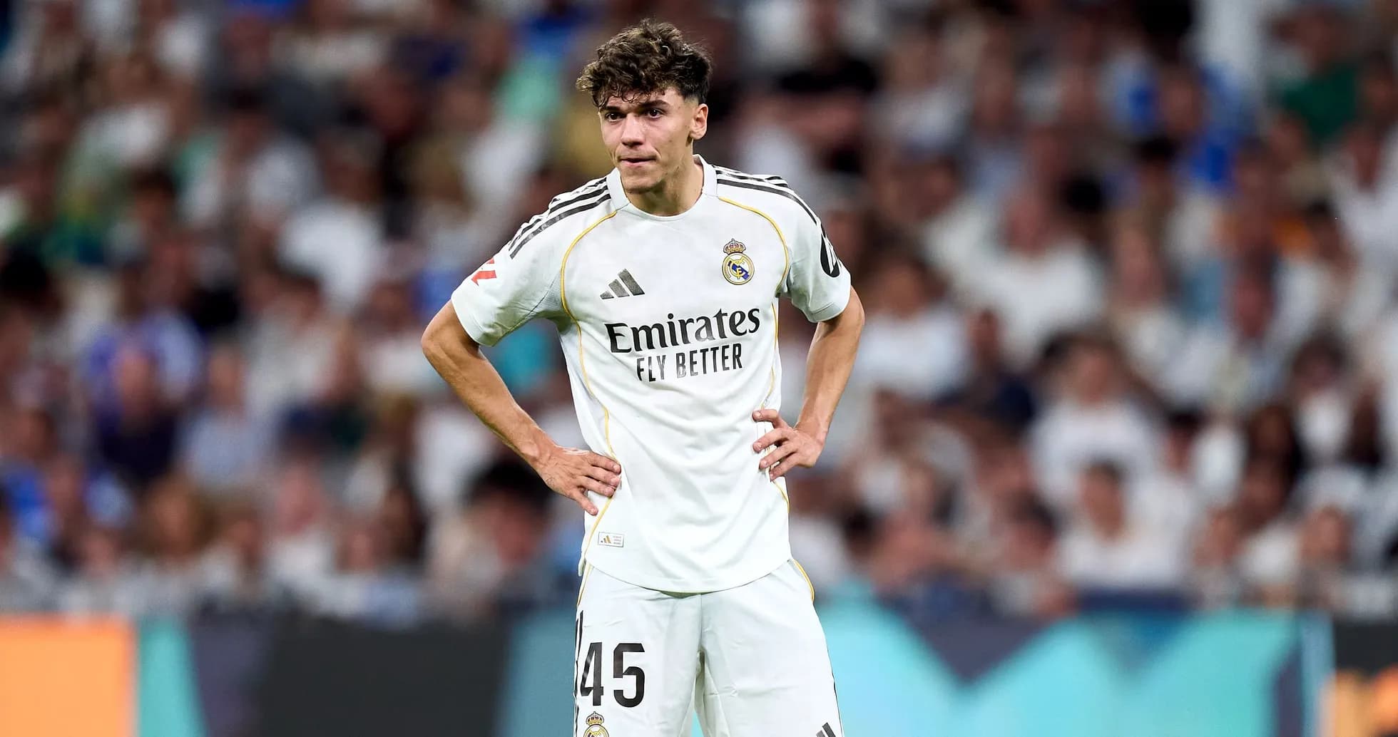 Jugador de Real Madrid con camiseta blanca en el campo Jugador de Real Madrid con camiseta blanca en el campo