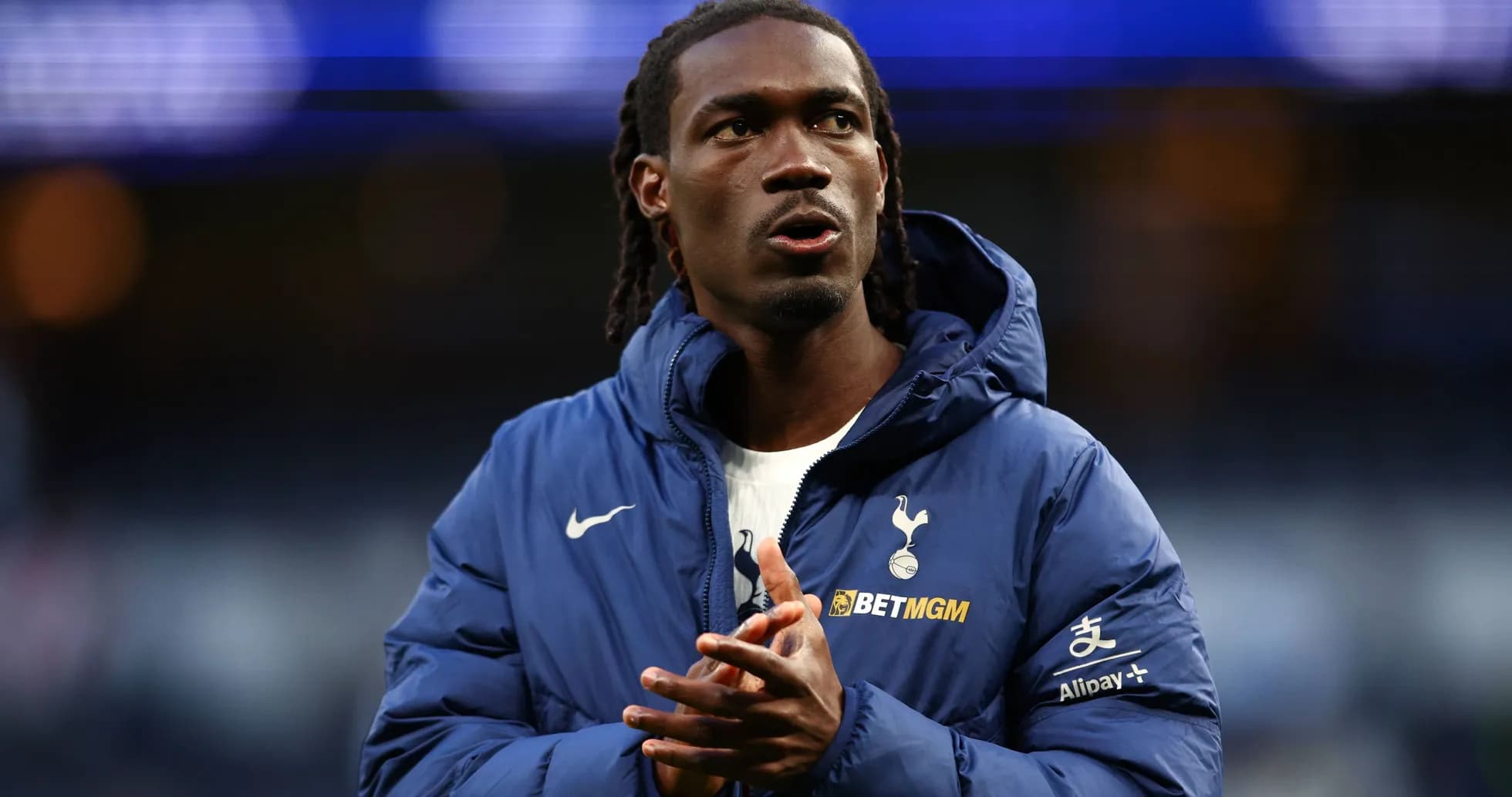 Jugador de Tottenham aplaudiendo en el campo Jugador de Tottenham aplaudiendo en el campo